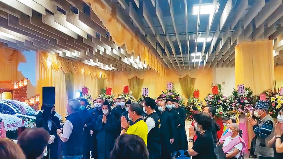 北埔鄉代會主席徐鏡明(黃衣者)堅持以親友身分參與家祭。(讀者提供)