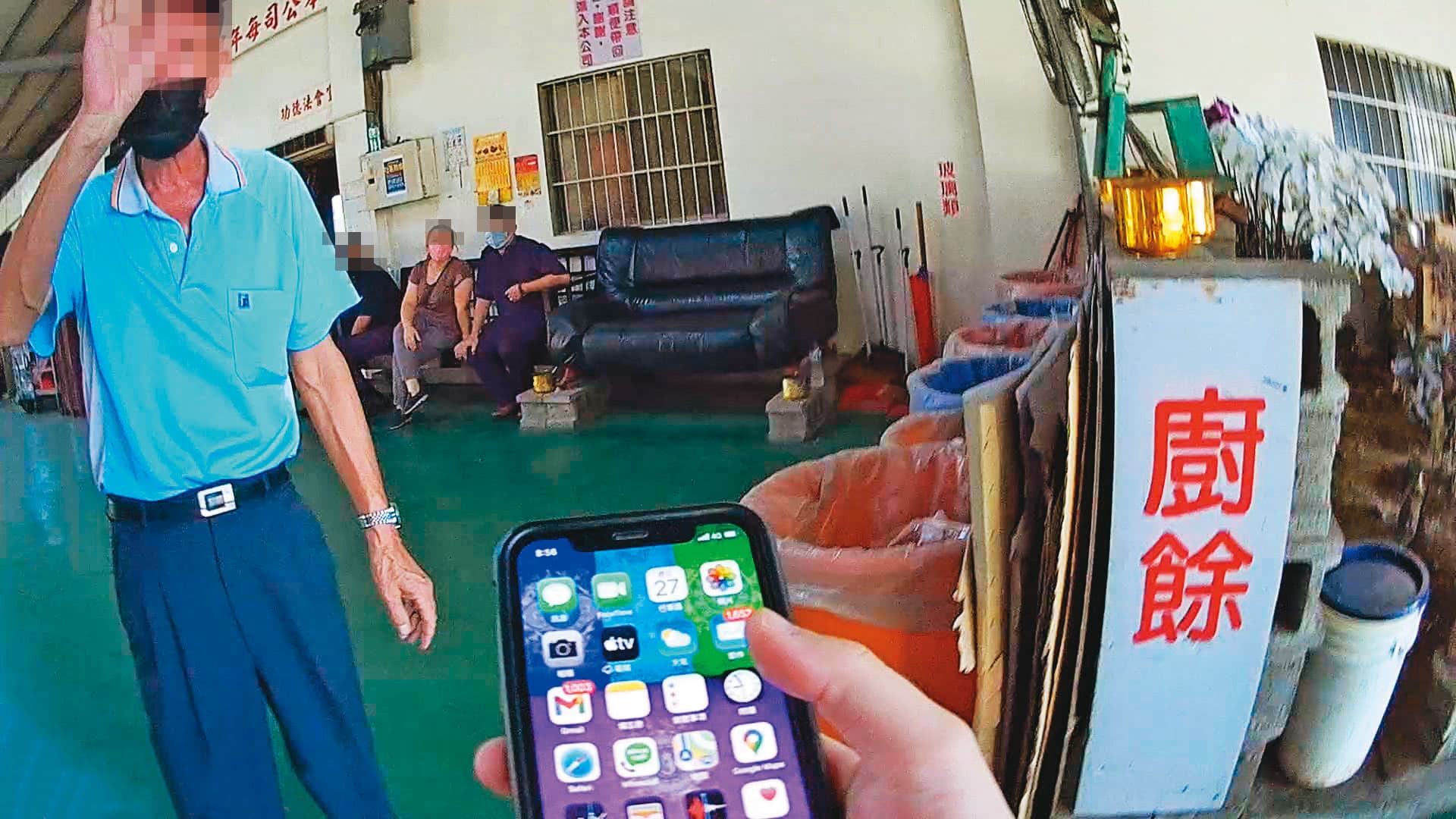 東霸禮儀公司范姓負責人阻擋鎮公所稽查人員進入查看。(讀者提供)