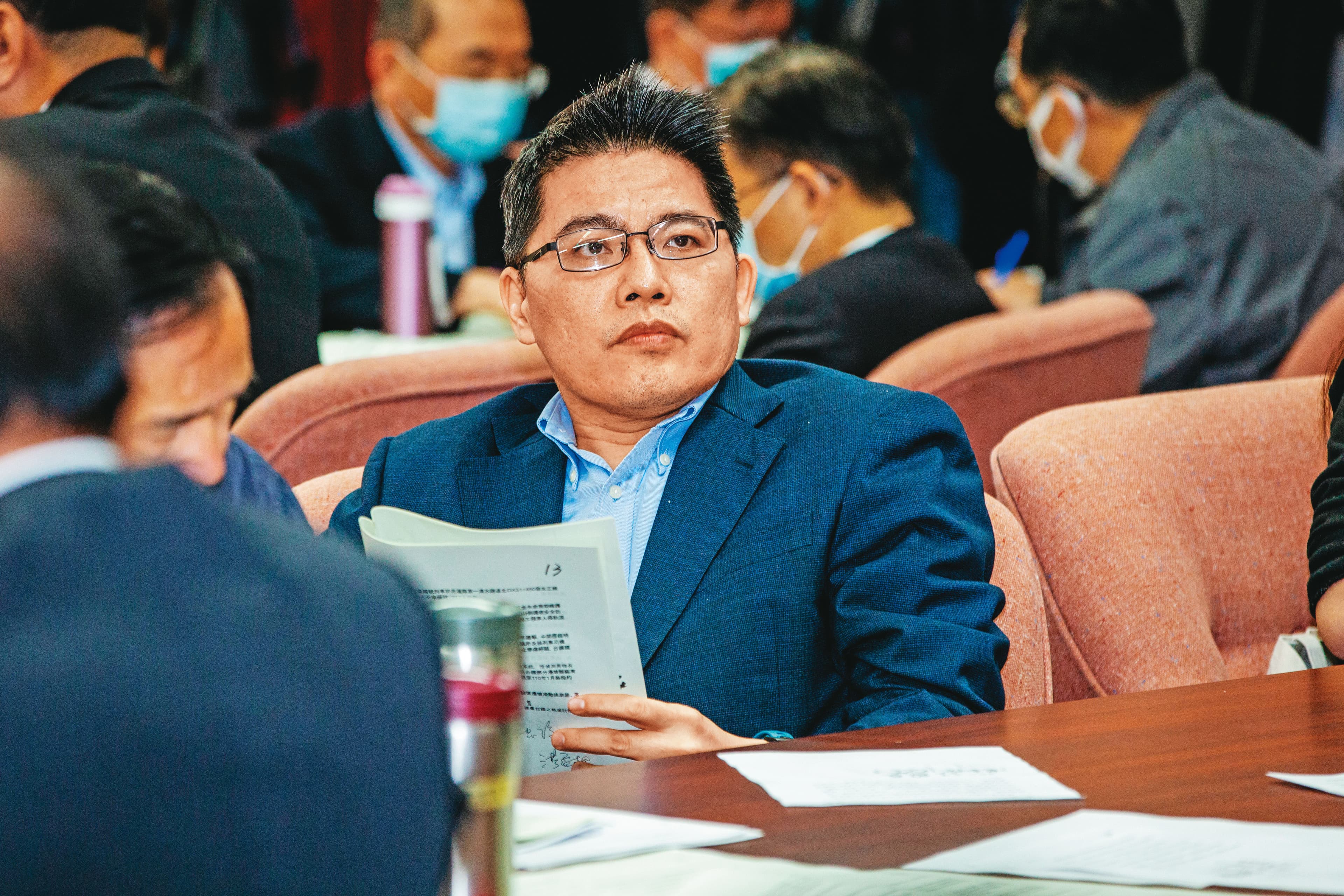 立委邱顯智認為,新竹縣政府明顯包庇非法殯葬業者。