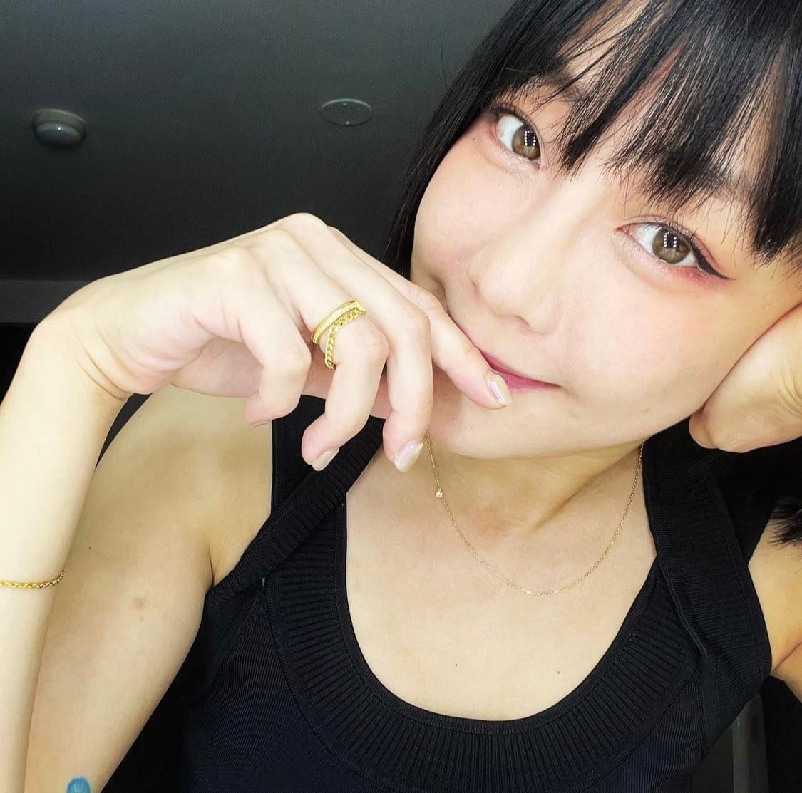 謝欣穎簡單的黑色衣服居家造型,以ANVI Studios Libre系列飾品成為搶眼裝飾。(ANVI Studios提供)