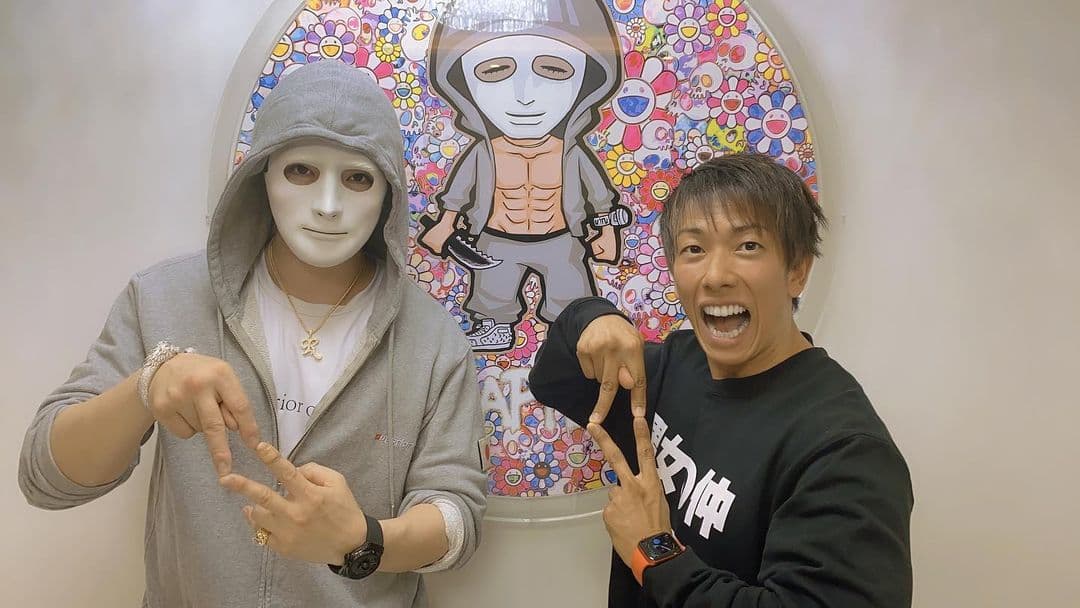 從業23年的清水健(右)與YouTuber拉斐爾(左)討論暗黑界「人與人的連結」祕辛。(翻攝自拉斐爾IG)