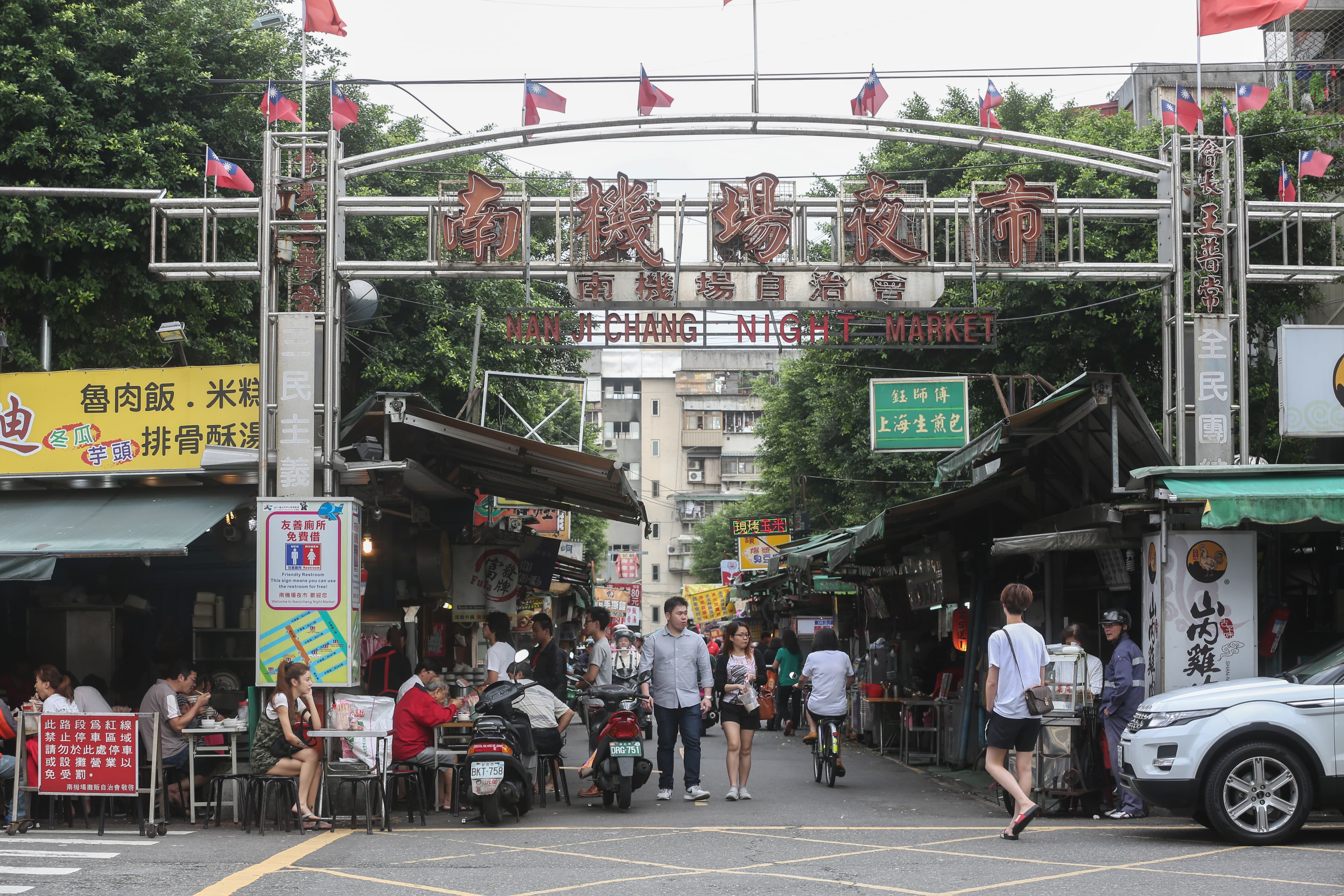 台北市中正區南機場夜市周遭一處社區國宅傳出有餘10人確診。(本刊資料照)