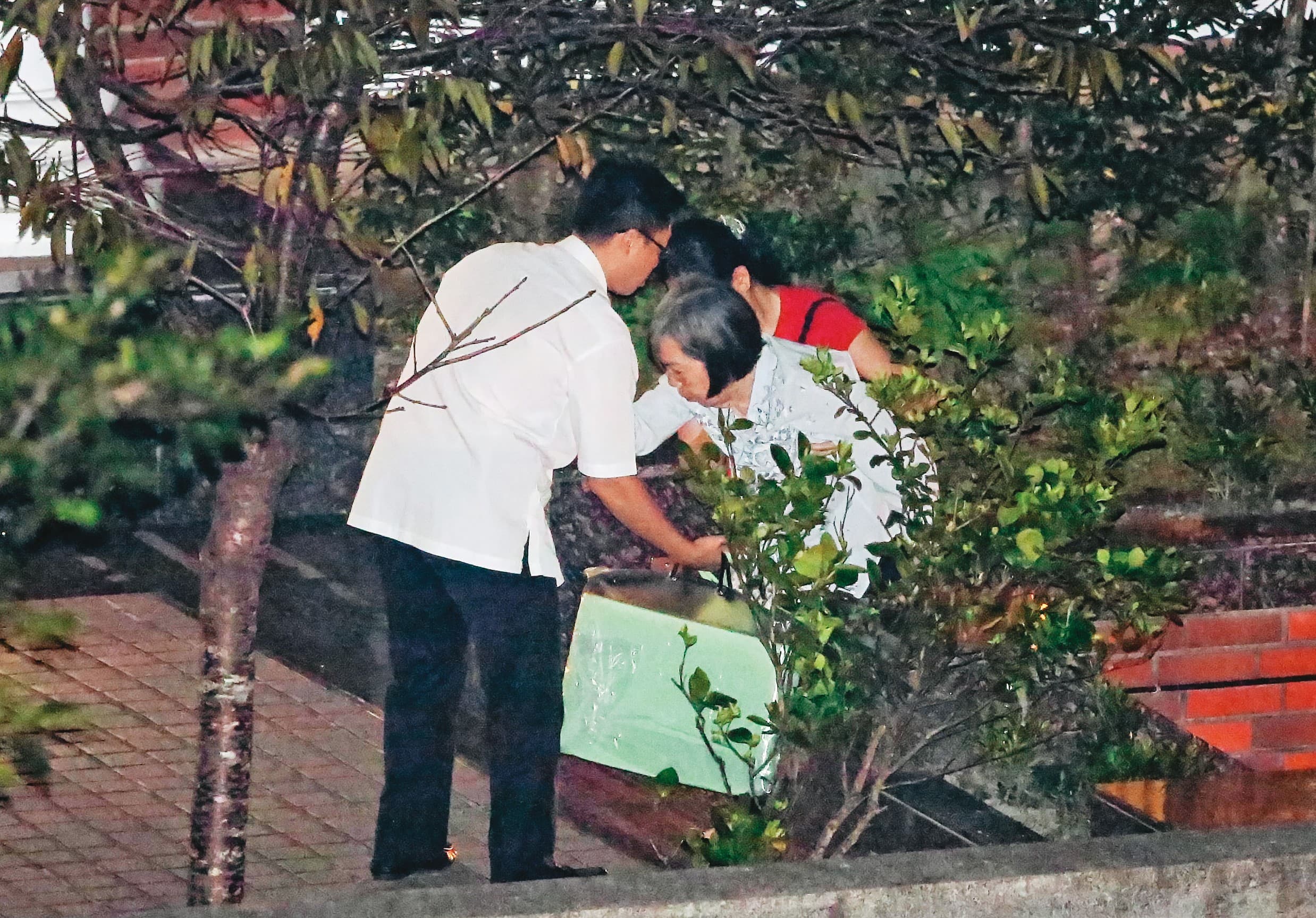 曾文惠(中)因體力衰退,在李登輝過世後幾乎足不出戶。圖為去年7月30日李過世當晚,曾從醫院返回翠山莊。