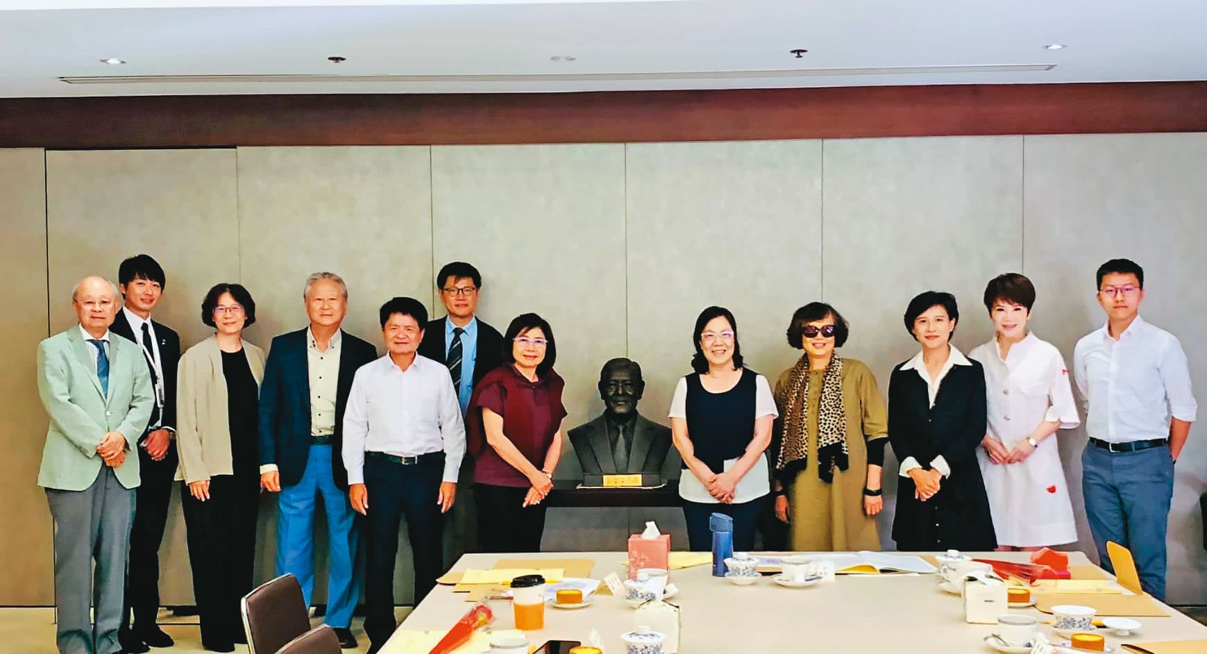 李登輝基金會今年5月改組,由李登輝二女兒李安妮(右4)擔任董事長。(李登輝基金會提供)
