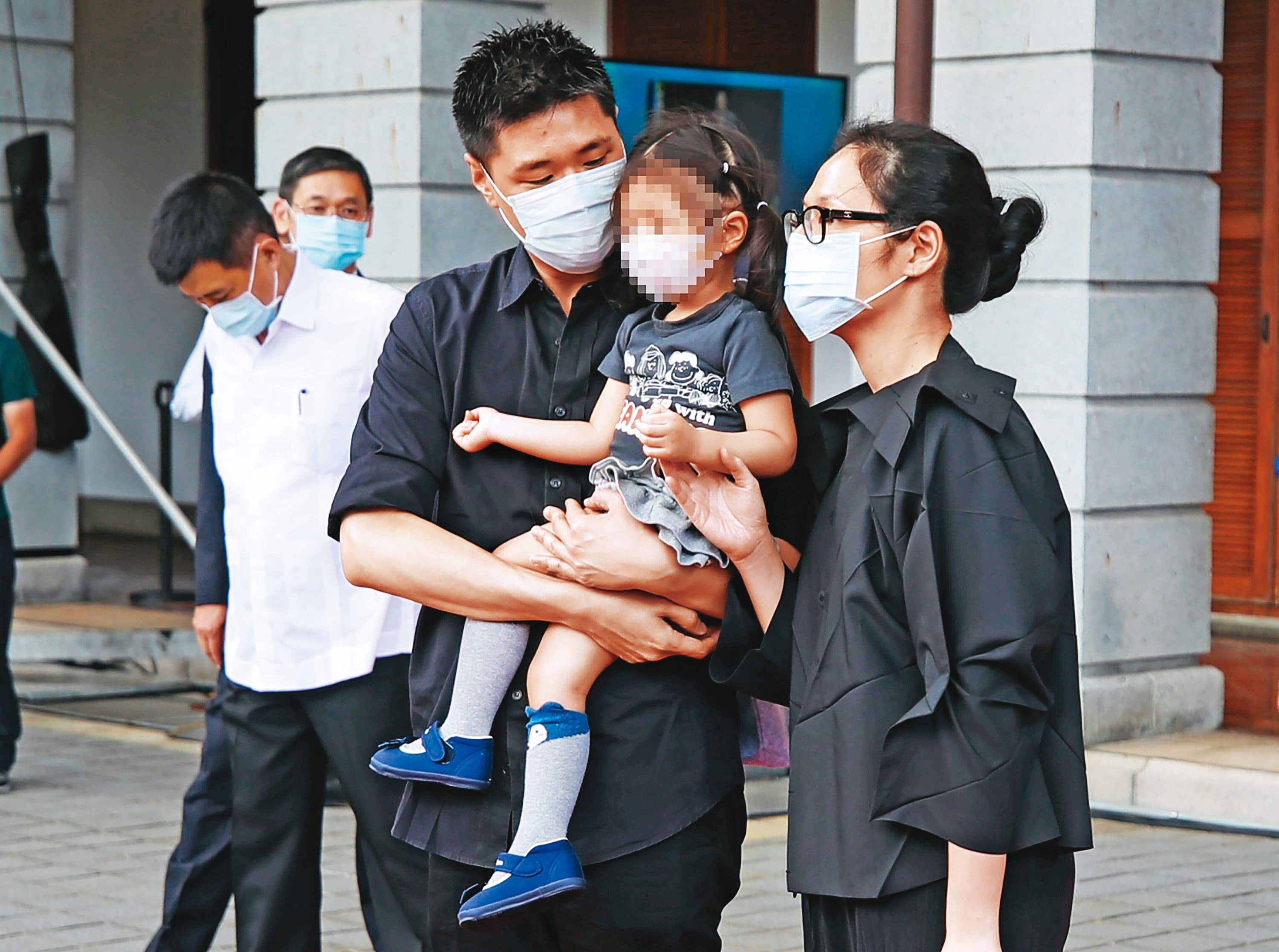 去年李坤儀與趙贊凱帶著女兒悌悌到台北賓館悼念前總統李登輝。(中央社)