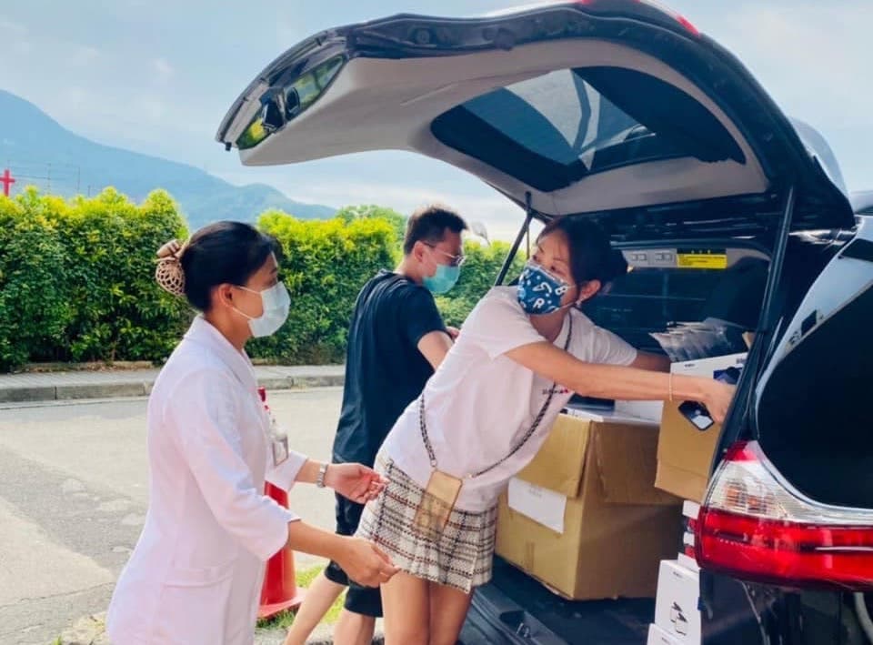 賈永婕（右）到淡水馬偕醫院送醫療物資。（翻攝賈永婕臉書）