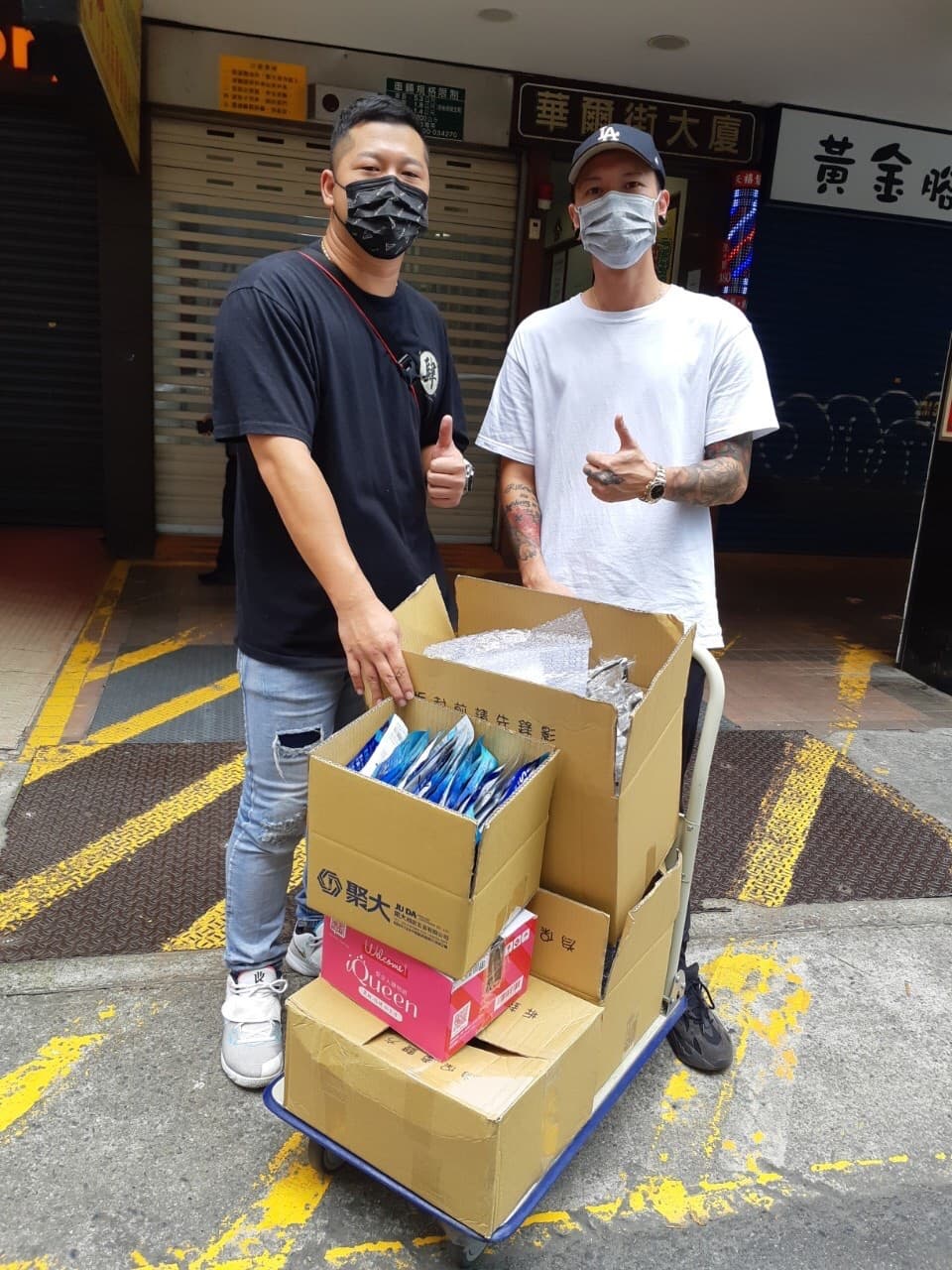 小春(右)將物資送到紅心字會時,巧遇也要捐助物資的「含羞草日記」草爺。(紅心字會提供)