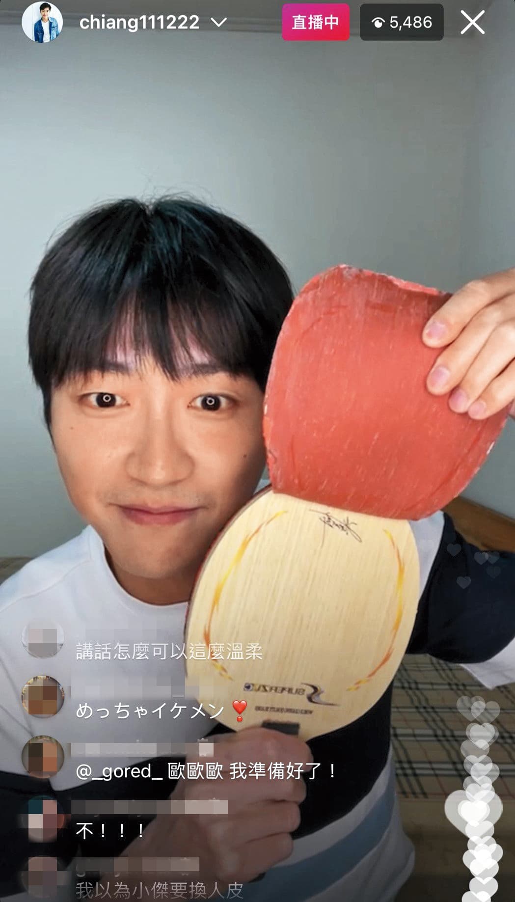 因新冠疫情肺炎三級警戒,江宏傑都待在家開直播,與粉絲互動。(翻攝自江宏傑IG)