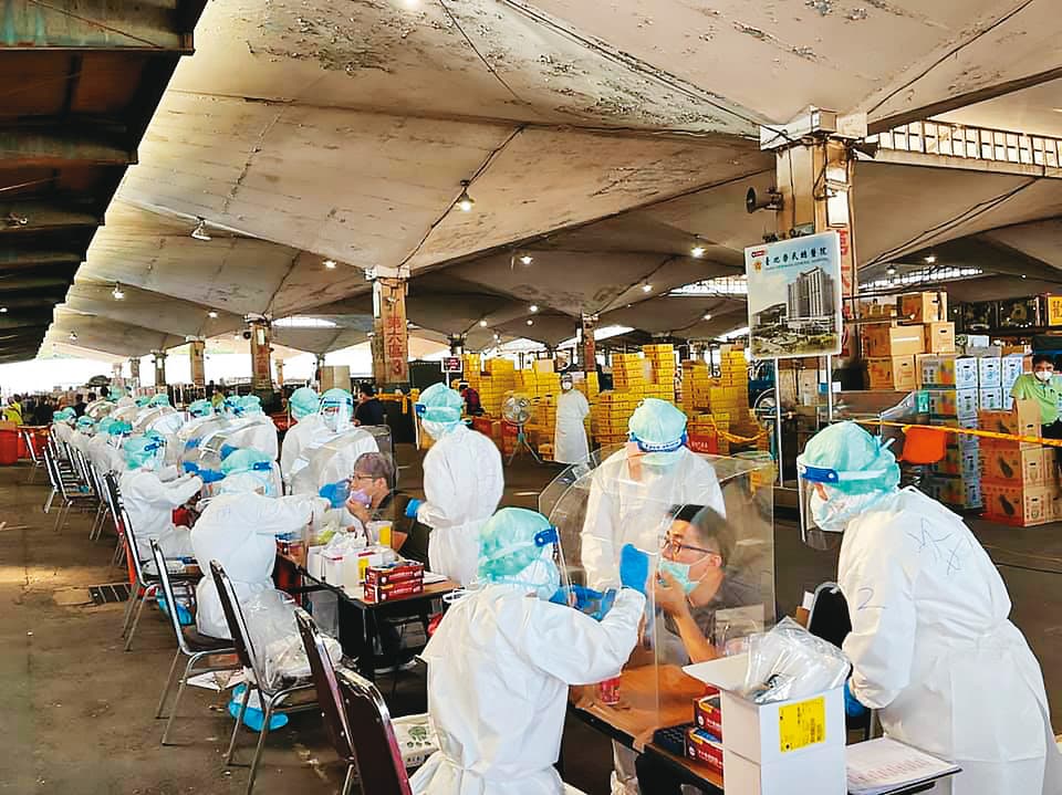 北市3市場累計確診數逾200人,圖為台北榮總進駐北市濱江第二市場篩檢。(台北榮總提供)