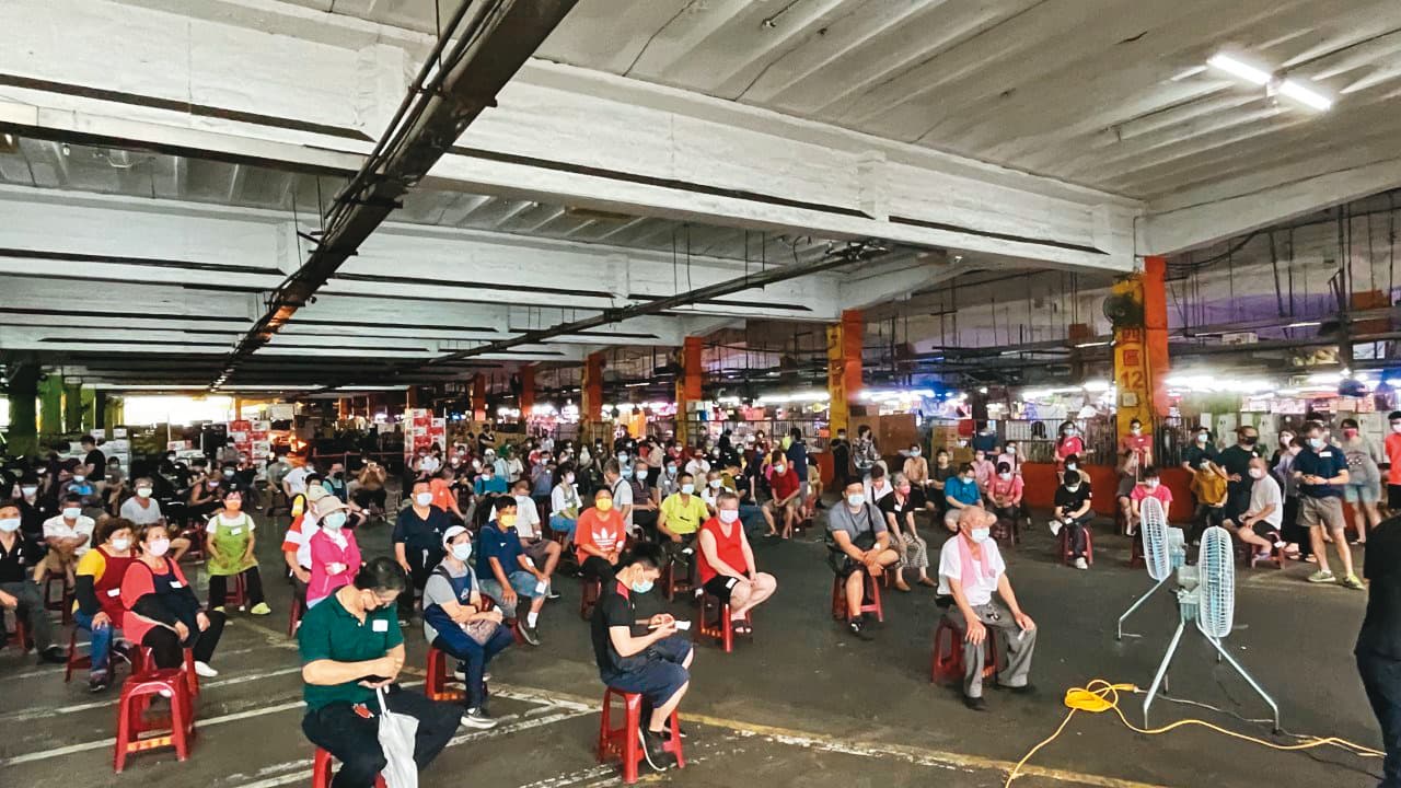 北市3市場中屬環南市場染疫情況最嚴峻,確診已破百,圖為亞東醫院進駐採檢。(亞東醫院提供)