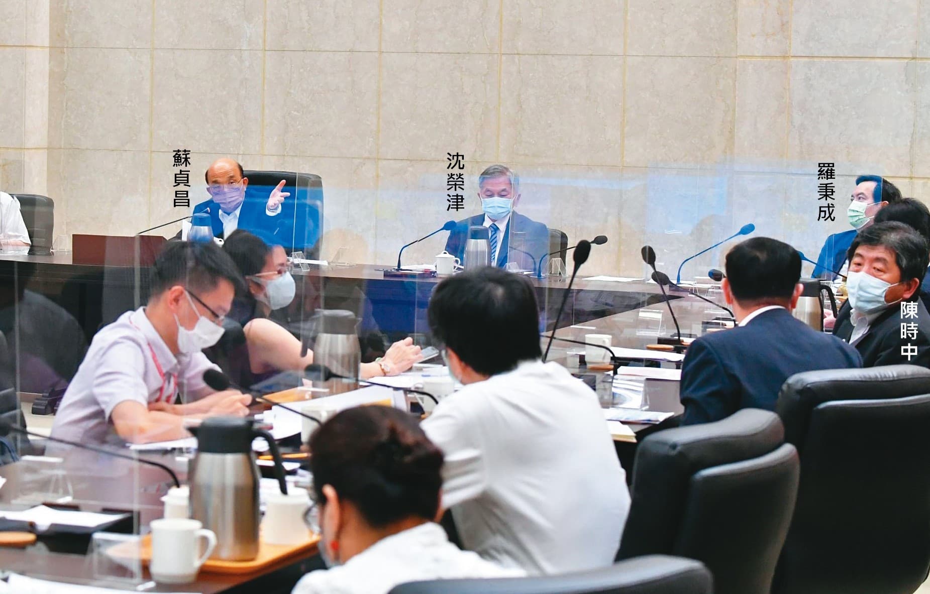 蘇貞昌5日召開擴大防疫會議表示,多數縣市疫情已趨緩,各行各業管制措施有合理調整的空間,指揮中心預計本週報告相關防疫指引。(行政院提供)