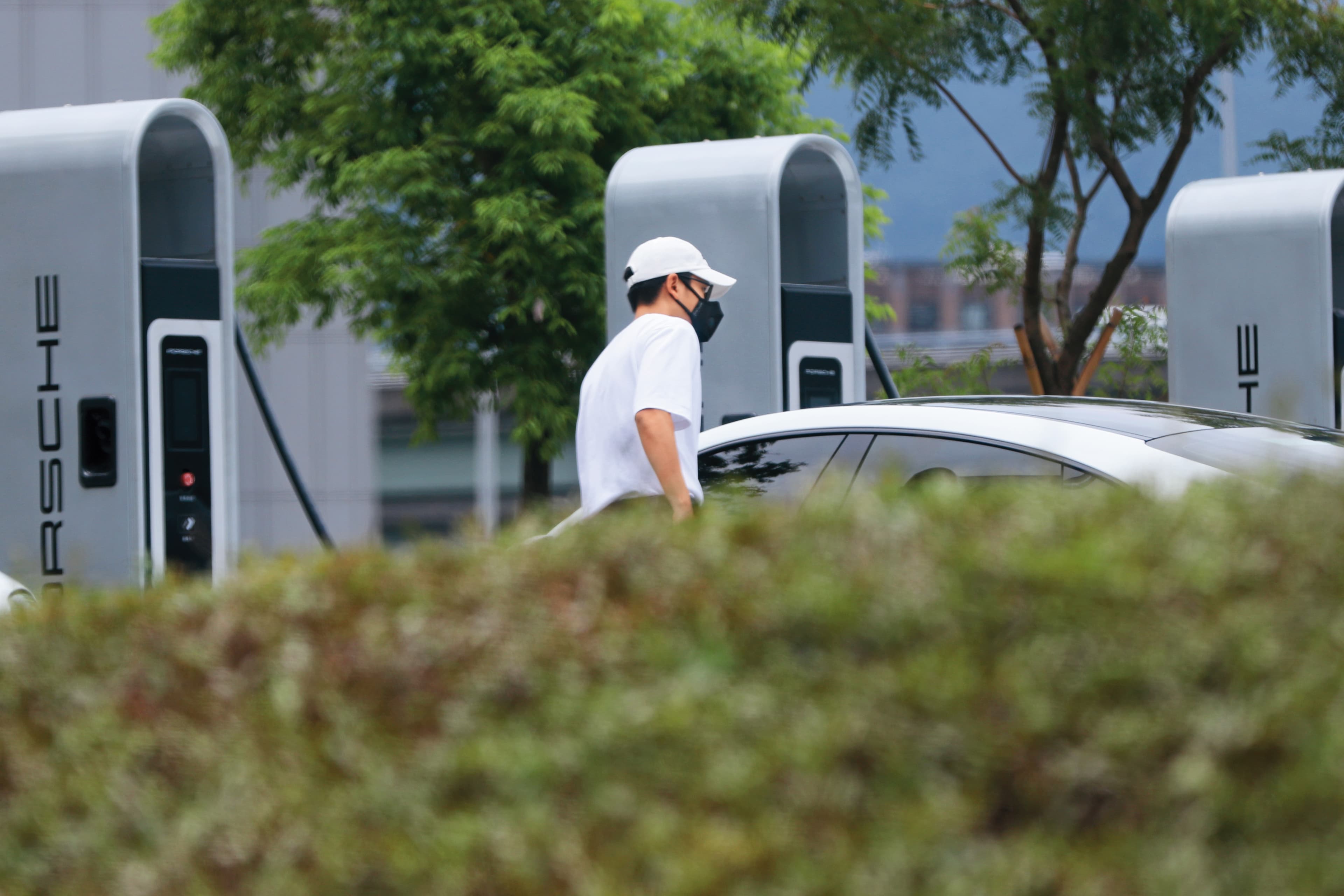 12：45 趁著車子充電時，周興哲前前後後仔細看車況，對新車相當愛護。