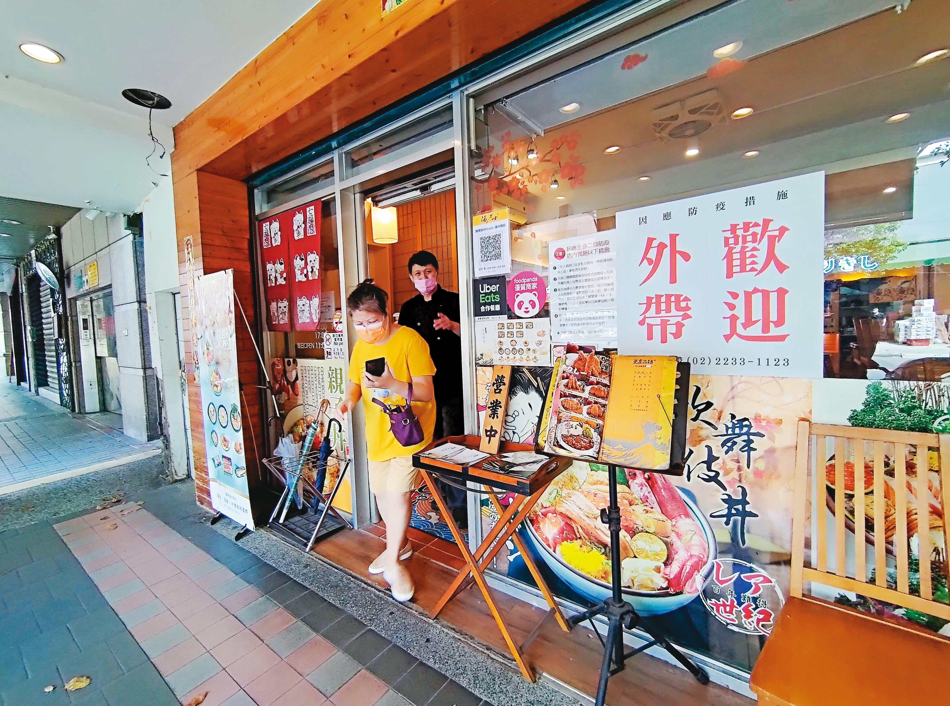 現行餐飲店家只限外帶,政府正在研擬微解封的相關指引,餐飲業可望有條件開放內用。