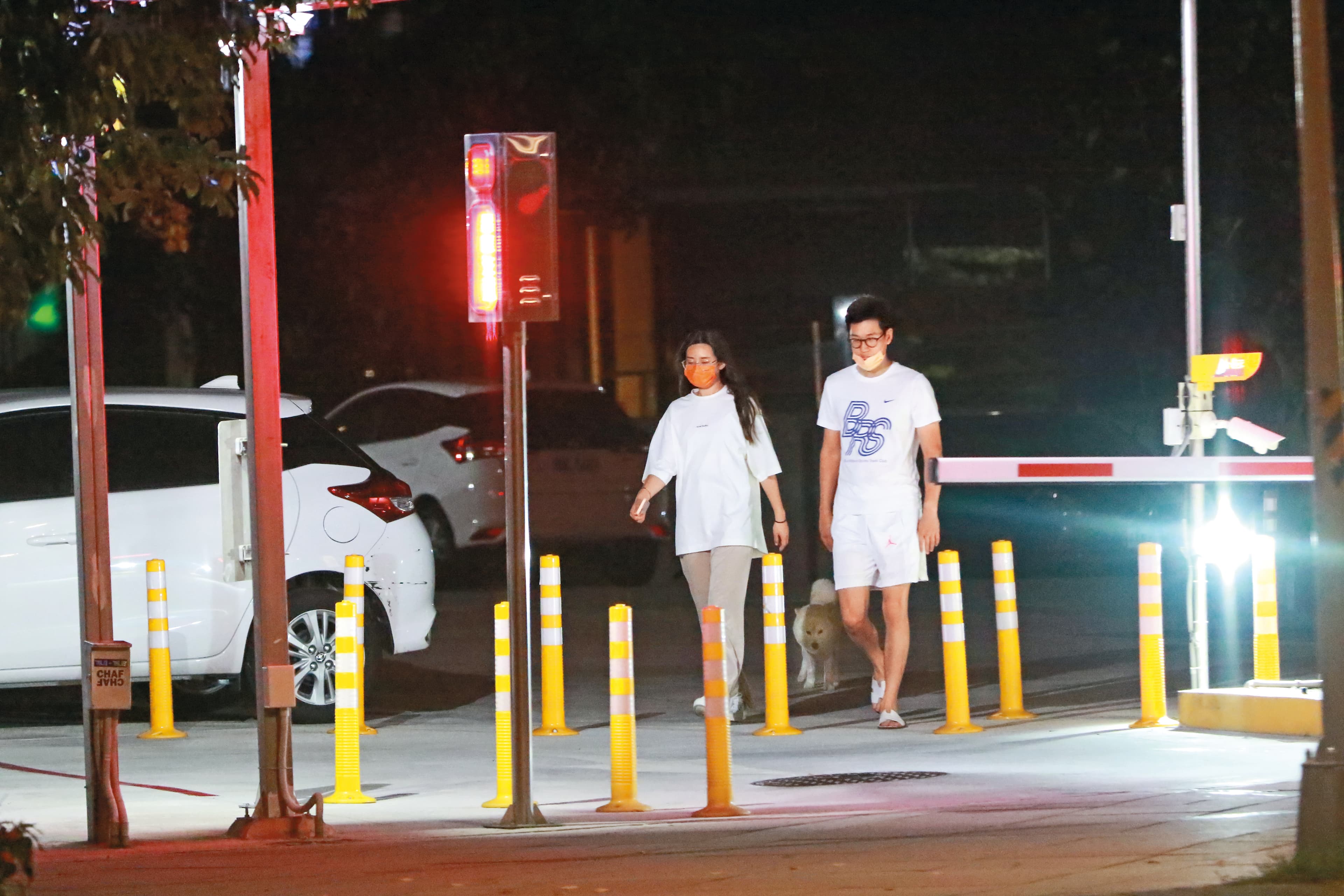 周興哲與趙岱新復合後，兩人忘情地在停車場內擁抱。