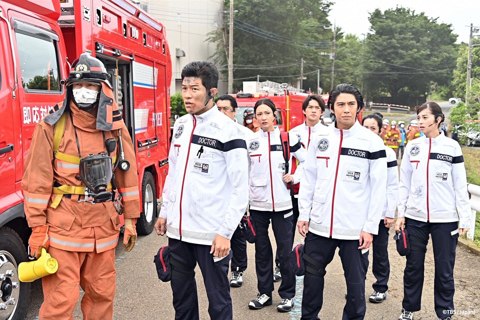 鈴木亮平（左2）首次挑戰醫生角色，讓網友大讚「他具有令人安心的力量」。（friDay影音提供）
