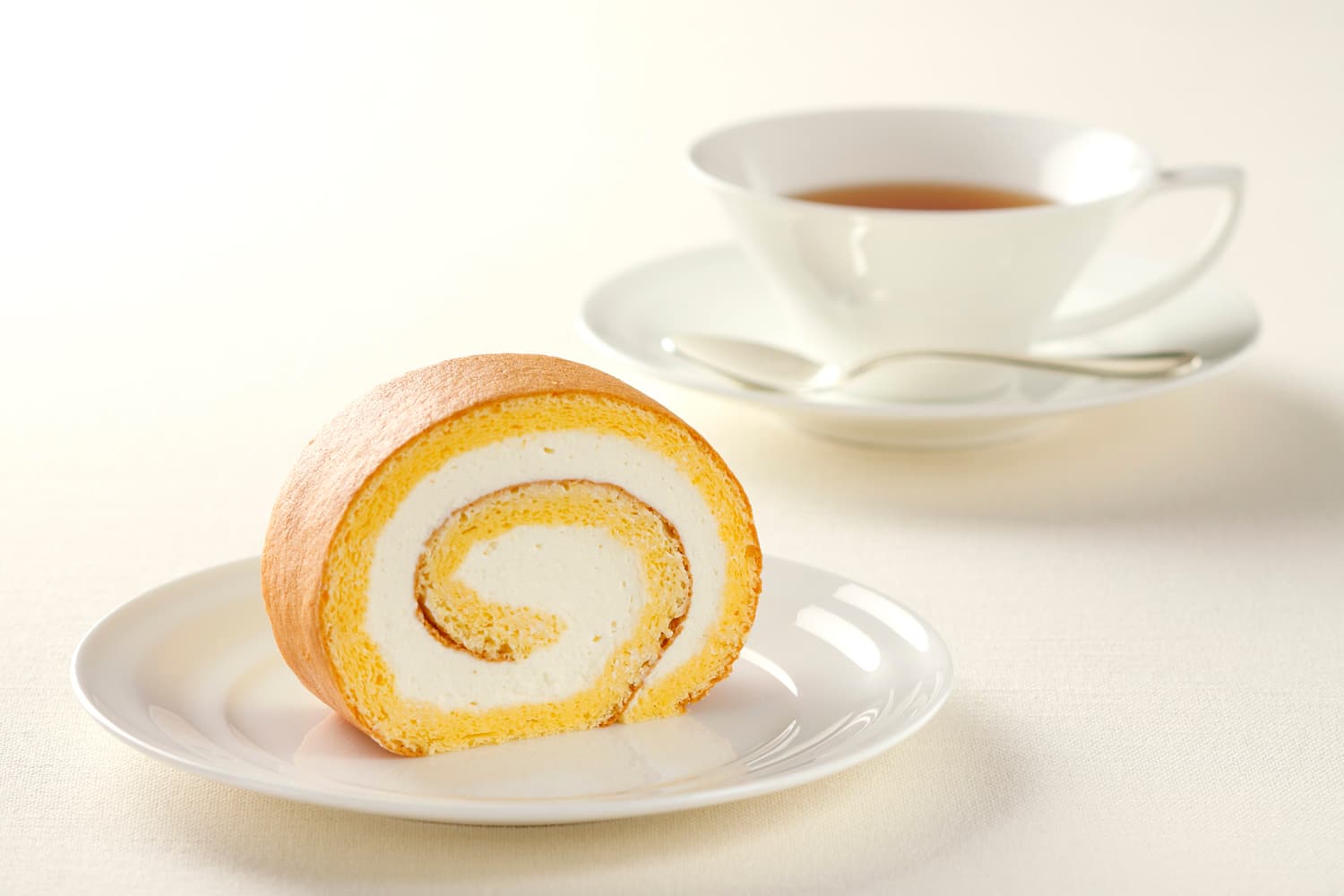 YOKU MOKU「南青山生乳捲」鮮奶油細滑、使用大量牛奶及蛋白製成的舒芙蕾蛋糕體,口感濕潤綿密。(Yoku Moku提供)