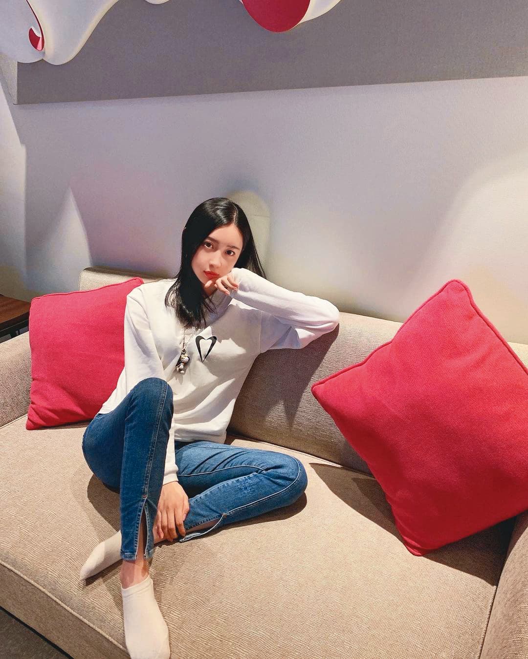 Luna擅長在爆出負面消息後，有意無意在IG透過小線索反駁。比如被傳夫妻感情不佳，她就po一張戴著婚戒的照片。（翻攝自Luna IG）