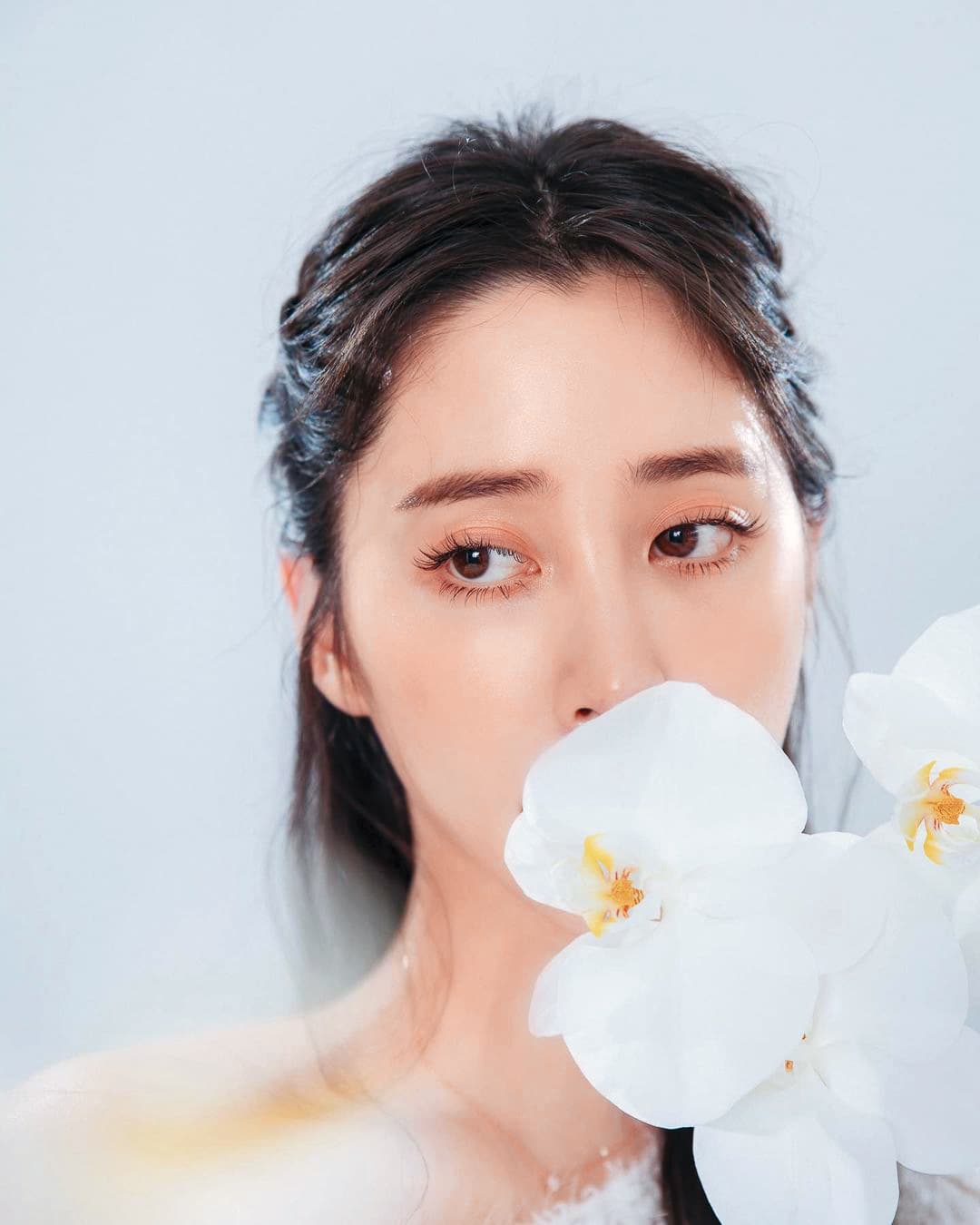 歐陽妮妮拿花自拍,很有古早瓊瑤劇情深深、雨濛濛的fu。(撒花)(手刀衝)(翻攝自歐陽妮妮IG)