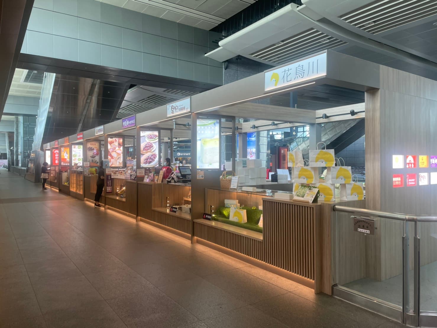 高鐵宣布,針對全線12座車站內、152家商場承租店面及販售櫃位自5月起減收租金,另提供當月租金可緩交3個月方案。(台灣高鐵提供)