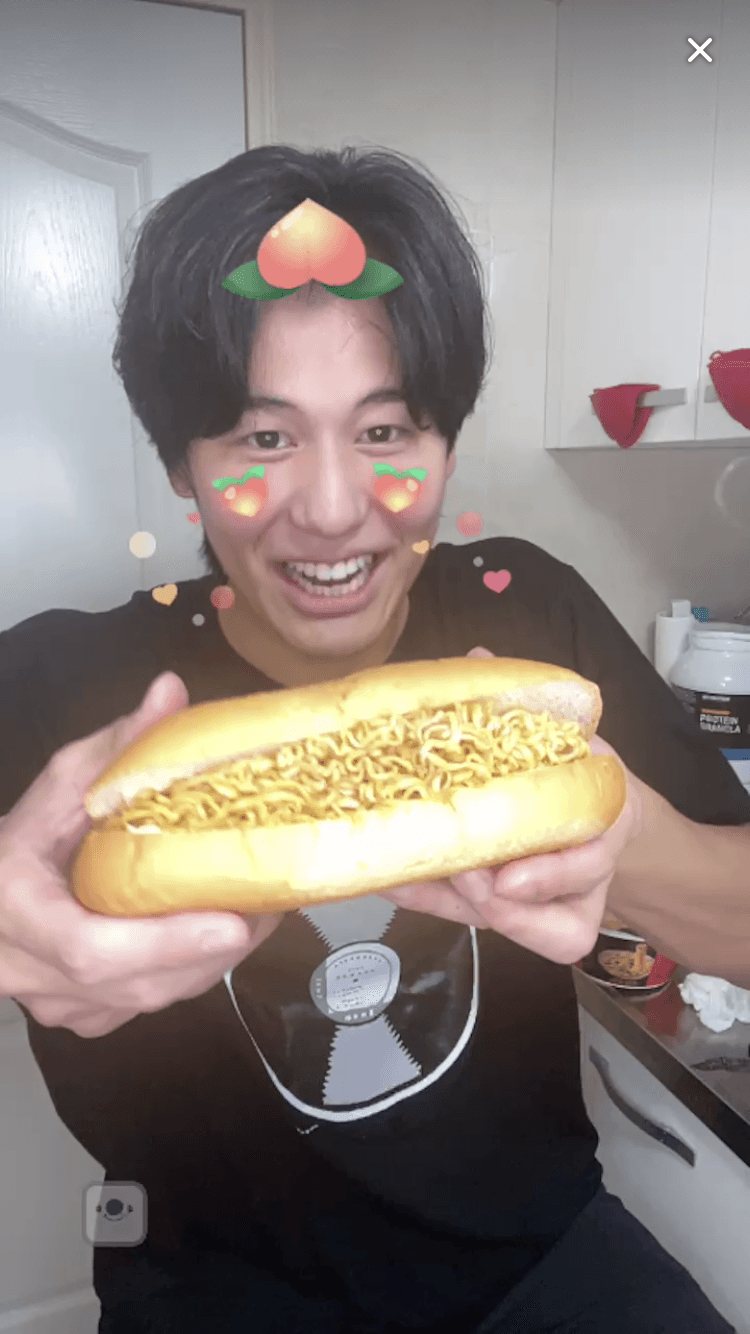 風田利用便利商店食材,教作日本國民小吃-炒麵麵包。(17LIVE提供)