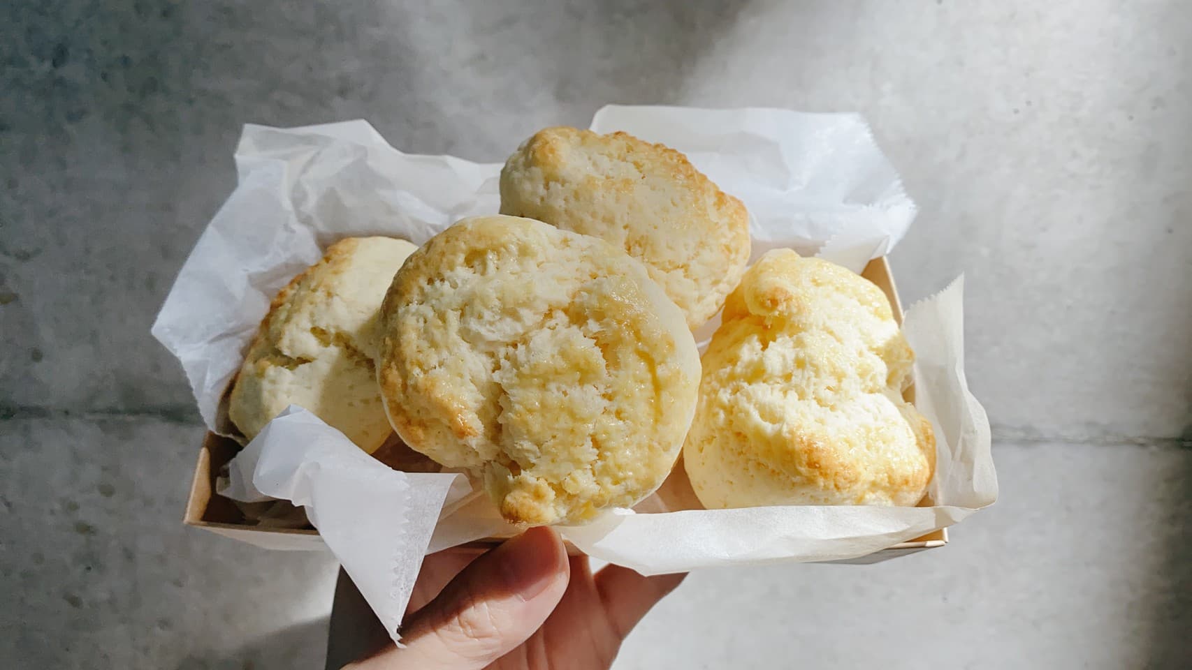 蜷尾家パン「愛情麵包箱」原味司康。(蜷尾家提供)