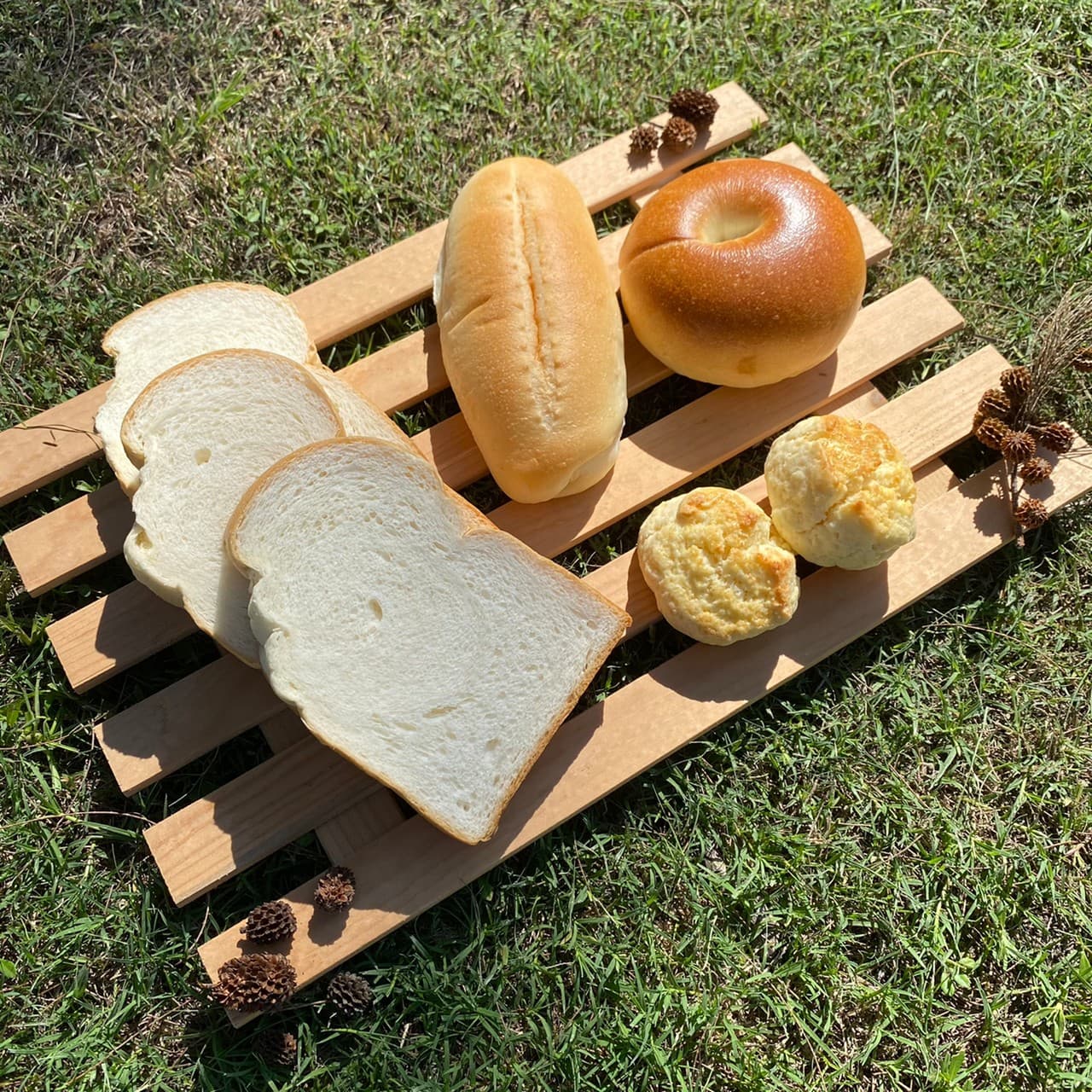 「愛情麵包箱」集合純鮮奶製作的吐司、維也納麵包、原味貝果及原味司康4種不同口感的麵包。(蜷尾家提供)