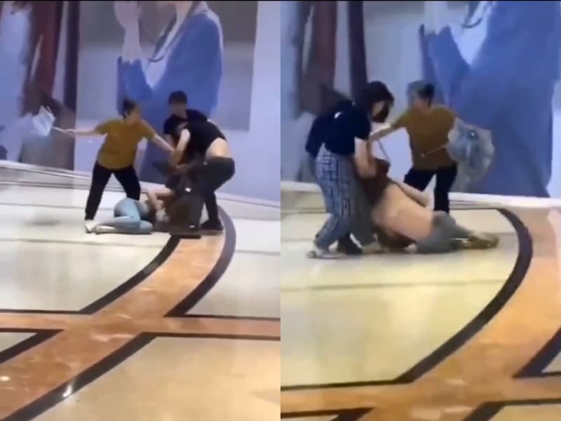 正宮將小三推倒在地、活剝對方上衣，丈母娘也拿起雨傘助陣。（翻攝自微博）