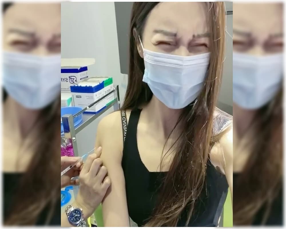 鋼琴女神李元玲曬出自己接種疫苗的影片，畫面中她情緒崩潰，失控尖叫。（翻攝李元玲IG）