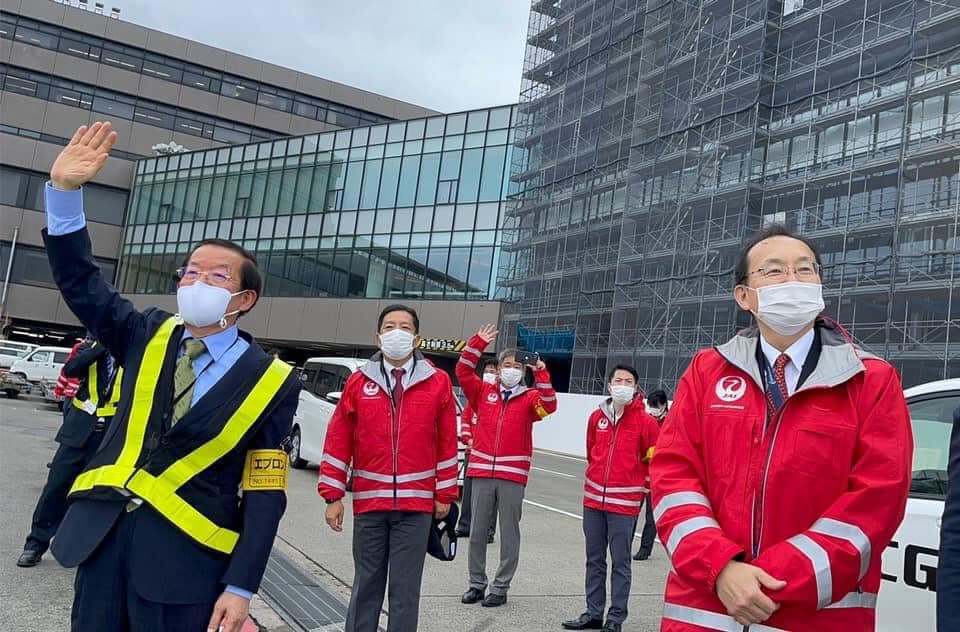 謝長廷則於臉書貼出目送載著疫苗飛機的照片。（翻攝自謝長廷臉書）