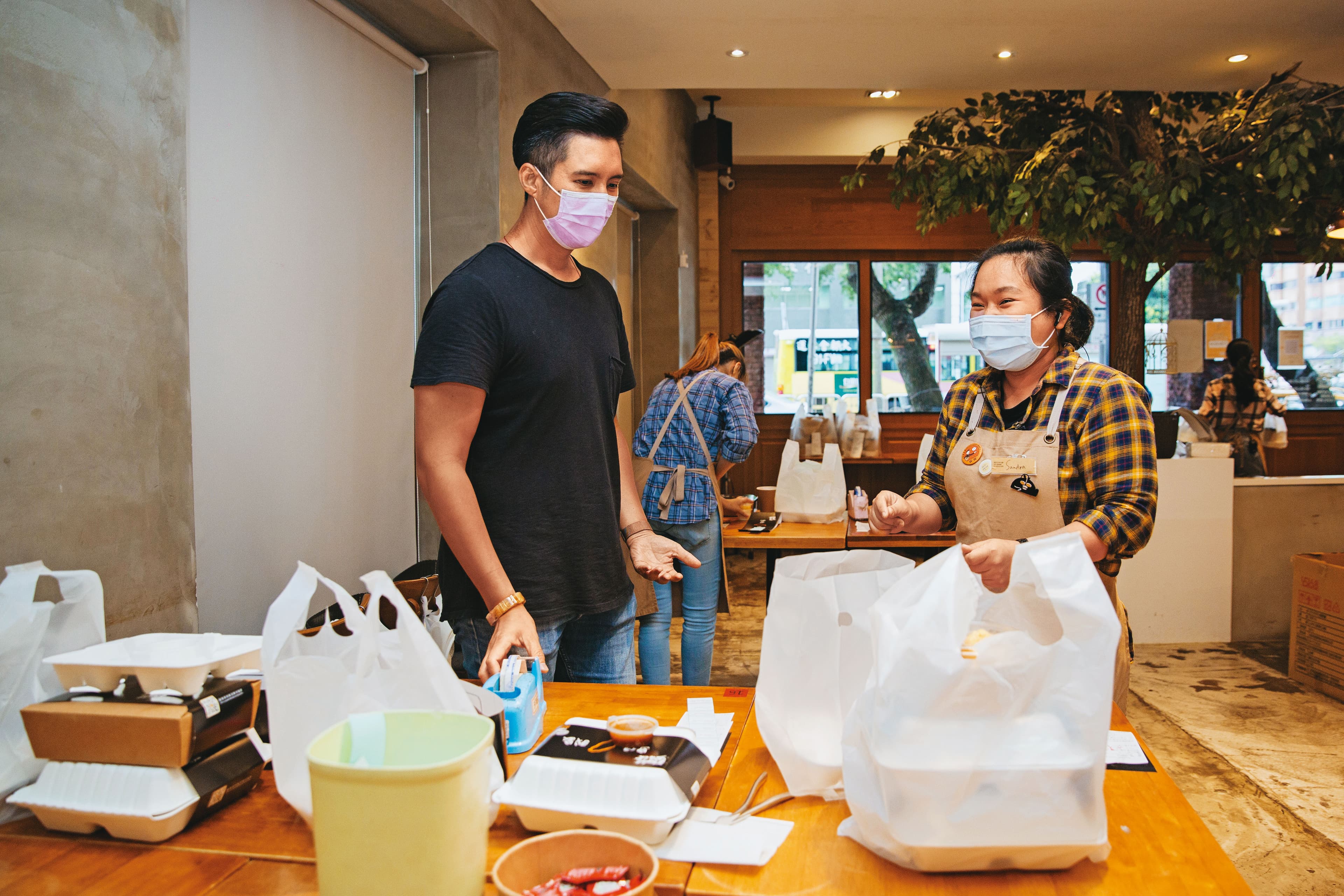 疫情海嘯來得又急又快,黃寶世(左)將一樓用餐區改為臨時的備餐流水線。