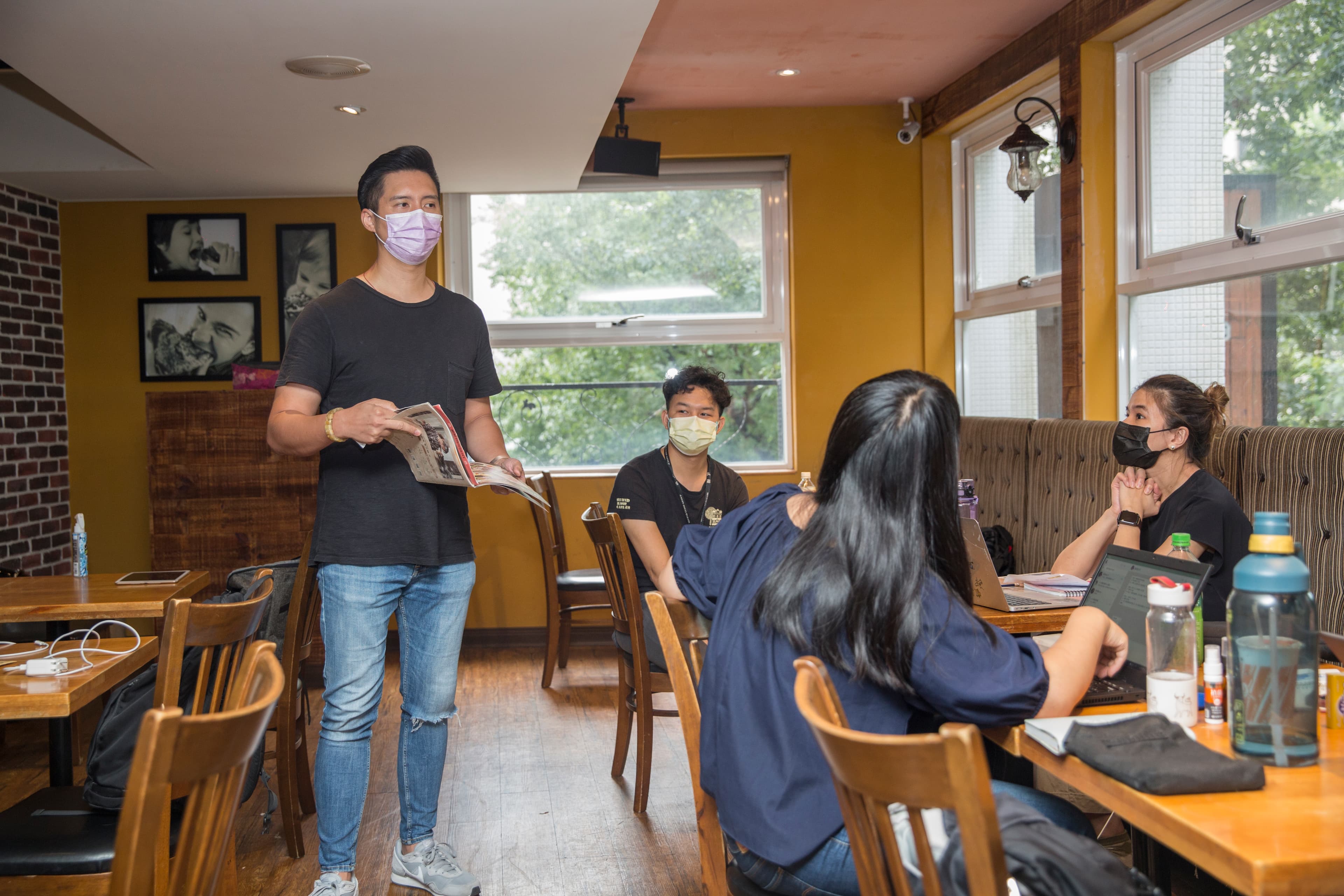 疫情爆發前，黃寶世（左）每年都要帶著幹部們，飛往美國、加拿大做功課。