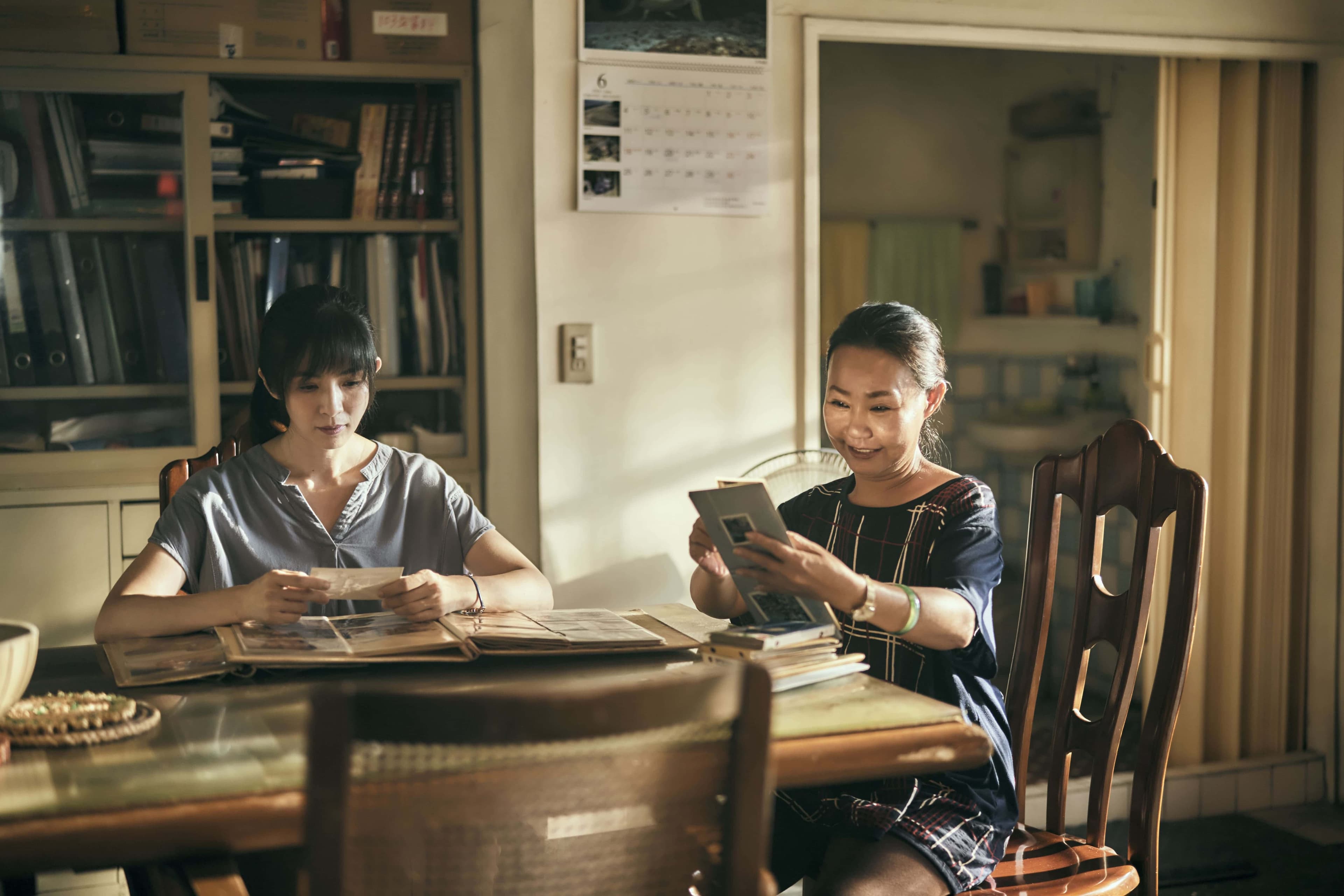 楊采妮多年未演國片，這次在《嗨！神獸》中與白潤音演母子，右為呂雪鳳。（甲上提供）