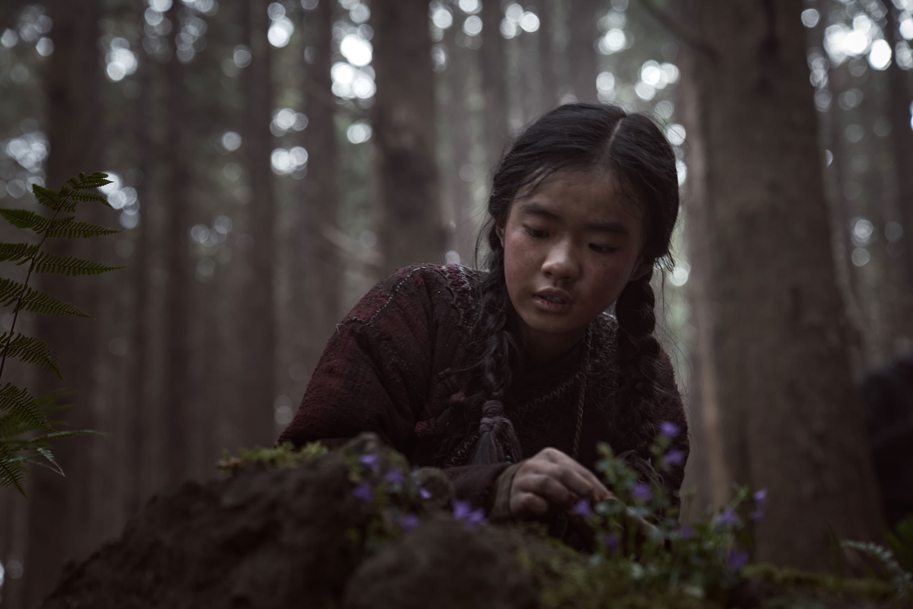 金是兒飾演小雅信,發現生死草的祕密。(Netflix提供)