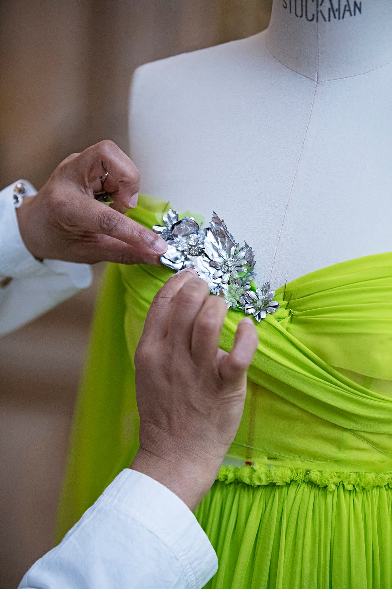 設計師Giambattista Valli在晚禮服上方襯以80%再生鋁手作花精緻點綴,使整體更添優雅氣息。(Nespresso提供)