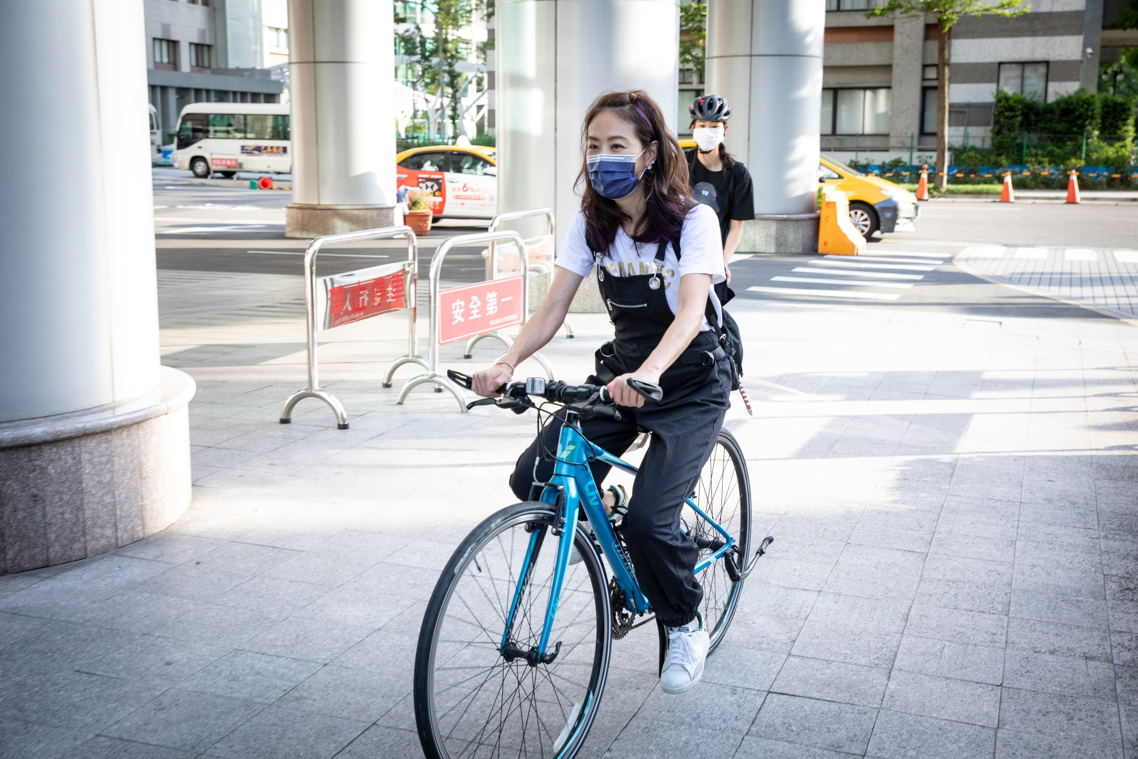 賈永婕有時也會騎腳踏車去醫院送暖。(本刊資料照)