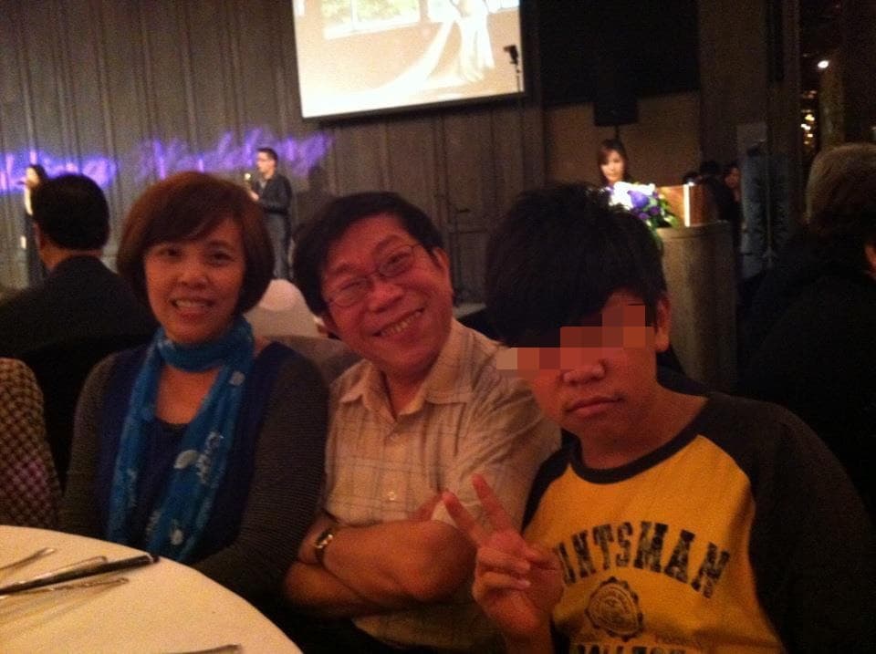 王紅林(左)和先生游志賢(中)相差13歲,2人是相親結婚,婚後育有獨子。(王紅林提供)