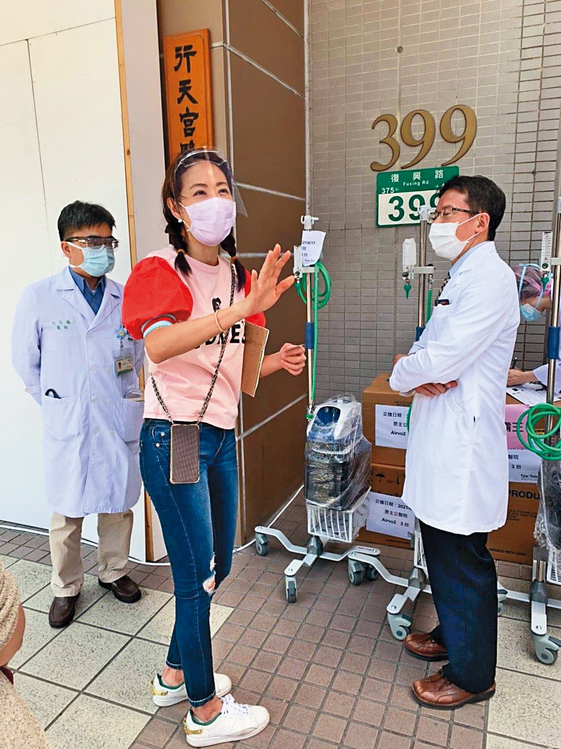 賈永婕每天跑醫院配送醫療物資。(翻攝自賈永婕的跑跳人生臉書)