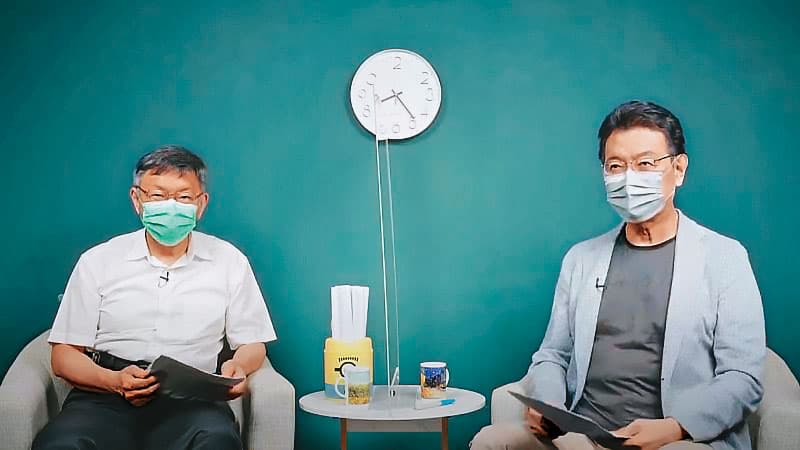 台北市長柯文哲(左)7日接受前中廣董事趙少康(右)專訪,直言遭到中央「設局」,引發北市與中央隔空交鋒。(台北市政府提供)