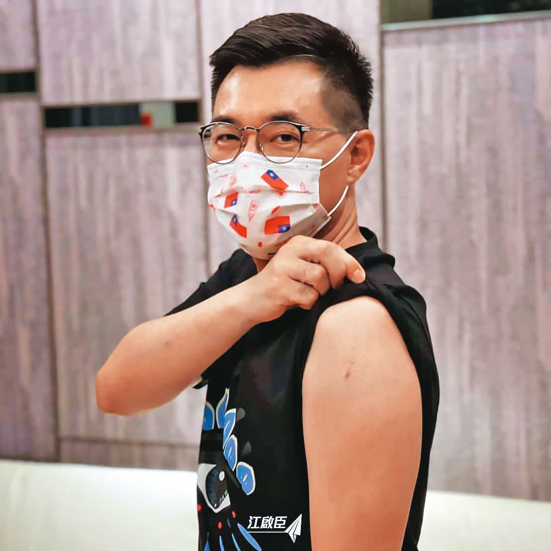 國民黨主席江啟臣努力發聲,日前還露手臂力挺國產疫苗,但卻未受到民眾高度關注。(翻攝江啟臣臉書)
