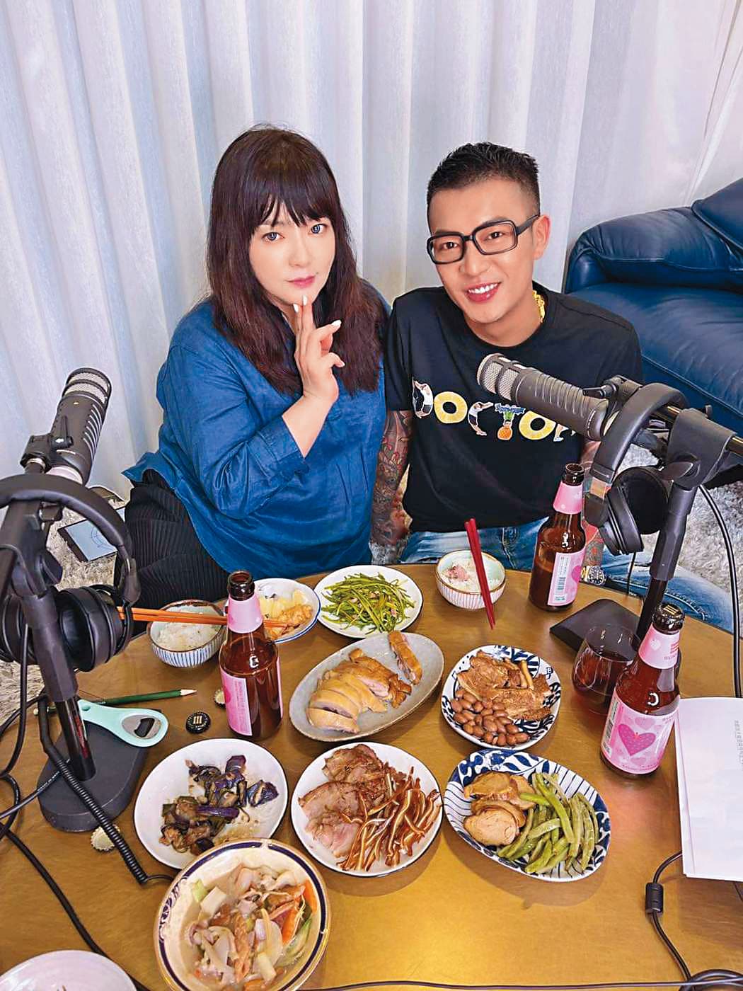唐綺陽的直播吸引大咖藝人以及熱門網紅合作，也曾訪談過鳳梨（右）。（翻攝自鳳梨臉書）