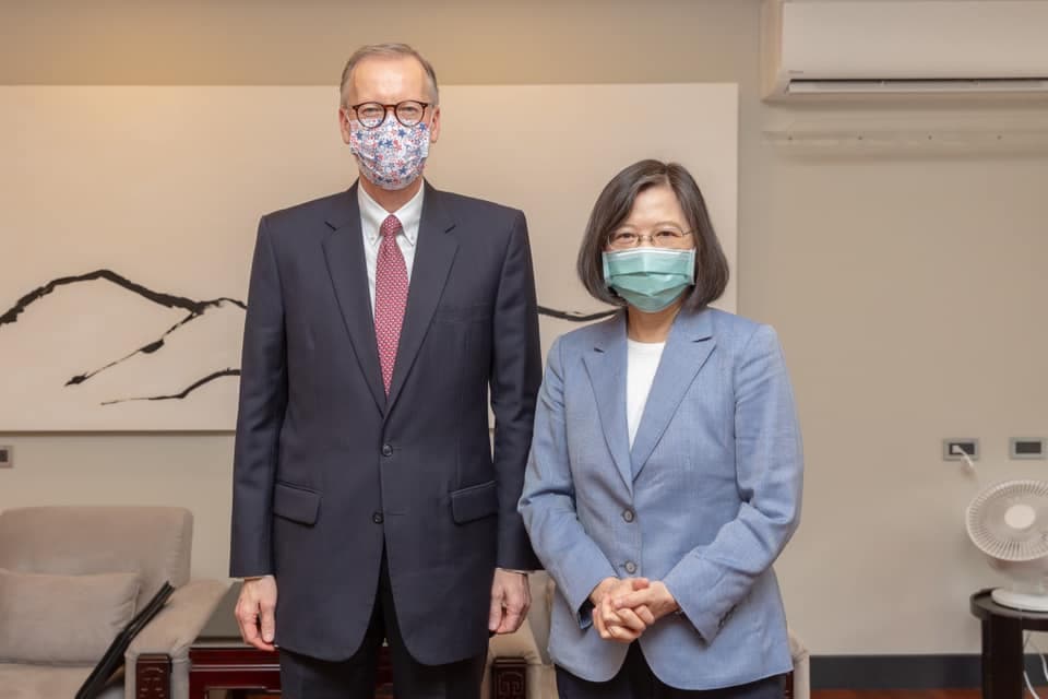 蔡英文昨日下午於寓所接見酈英傑,感謝其任內對台美關係之努力與貢獻。(總統府提供)