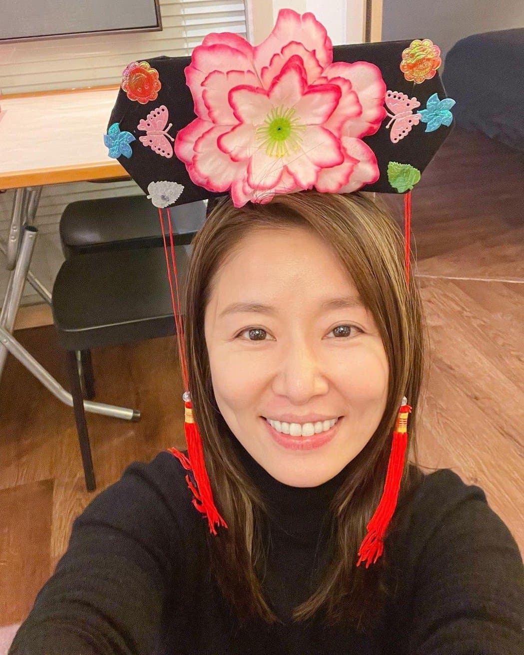 林心如在去年的聚會上,再次戴上格格髮飾,讓人看了頓時童年回憶又回來了!(翻攝自林心如IG)