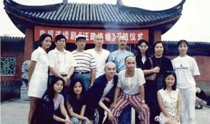 《還珠格格》1996年開機,林心如(前排右起)、陳志朋、蘇有朋、趙薇、范冰冰等主角全入鏡。(翻攝外賣小哥金城武微博)
