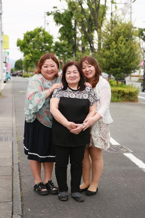 富田姐妹闖出名號,之前業者宣布她們要帶著女兒共同演出。(翻攝自PTT)