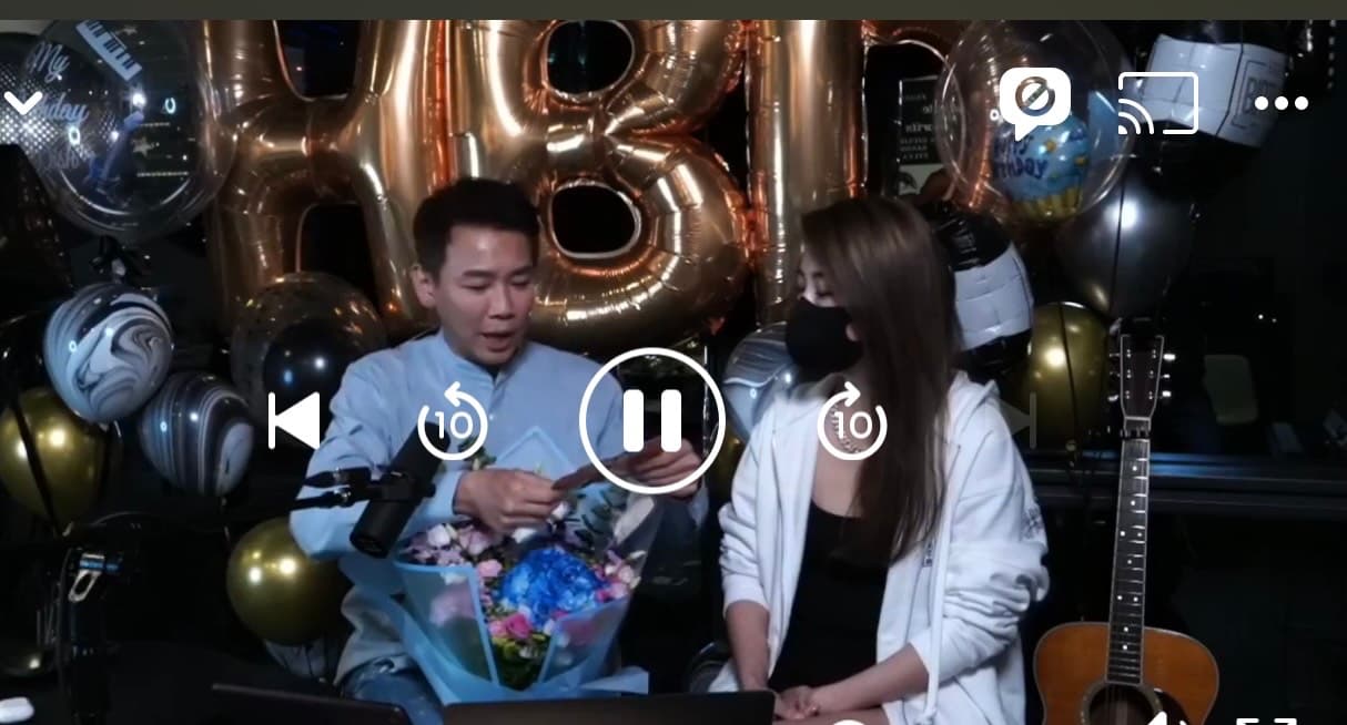 陶喆（左）直播尾聲，老婆Penny（右）驚喜現身。（翻攝自陶喆臉書）