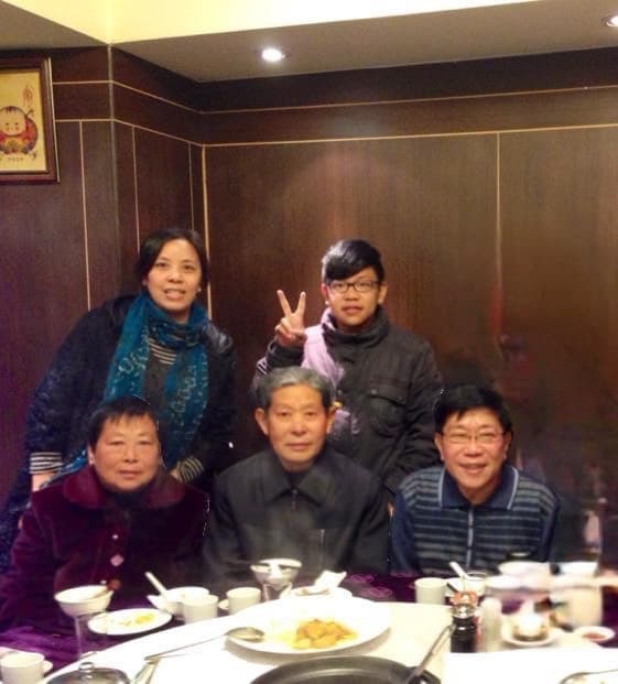 王紅林(左後)2歲被抱養,養父母(前排)非常疼愛她,從此翻轉她的命運。(王紅林提供)