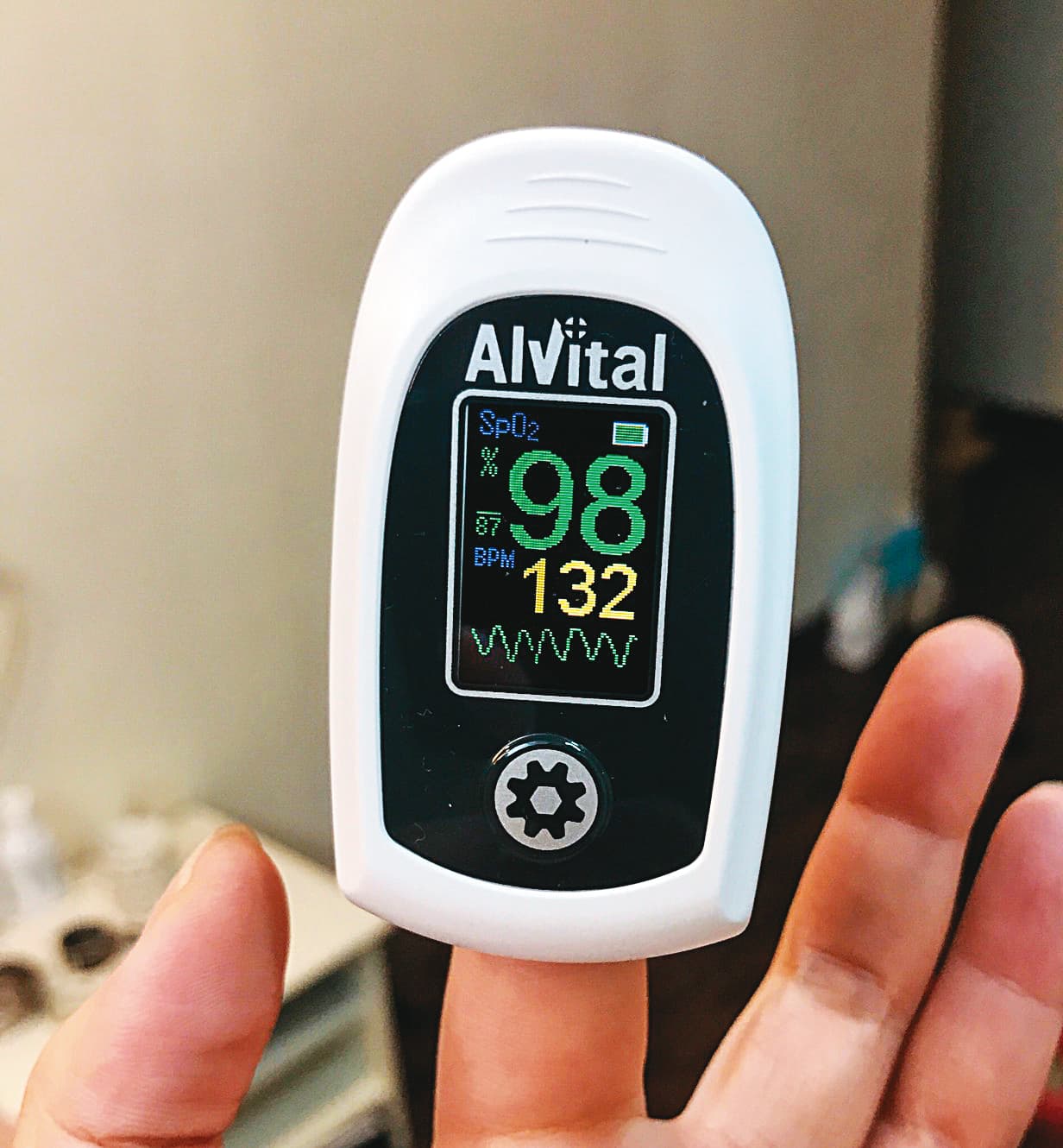 小雁疫後至今仍無法久站,心跳曾一度飆升到每分鐘130下左右。(小雁提供)