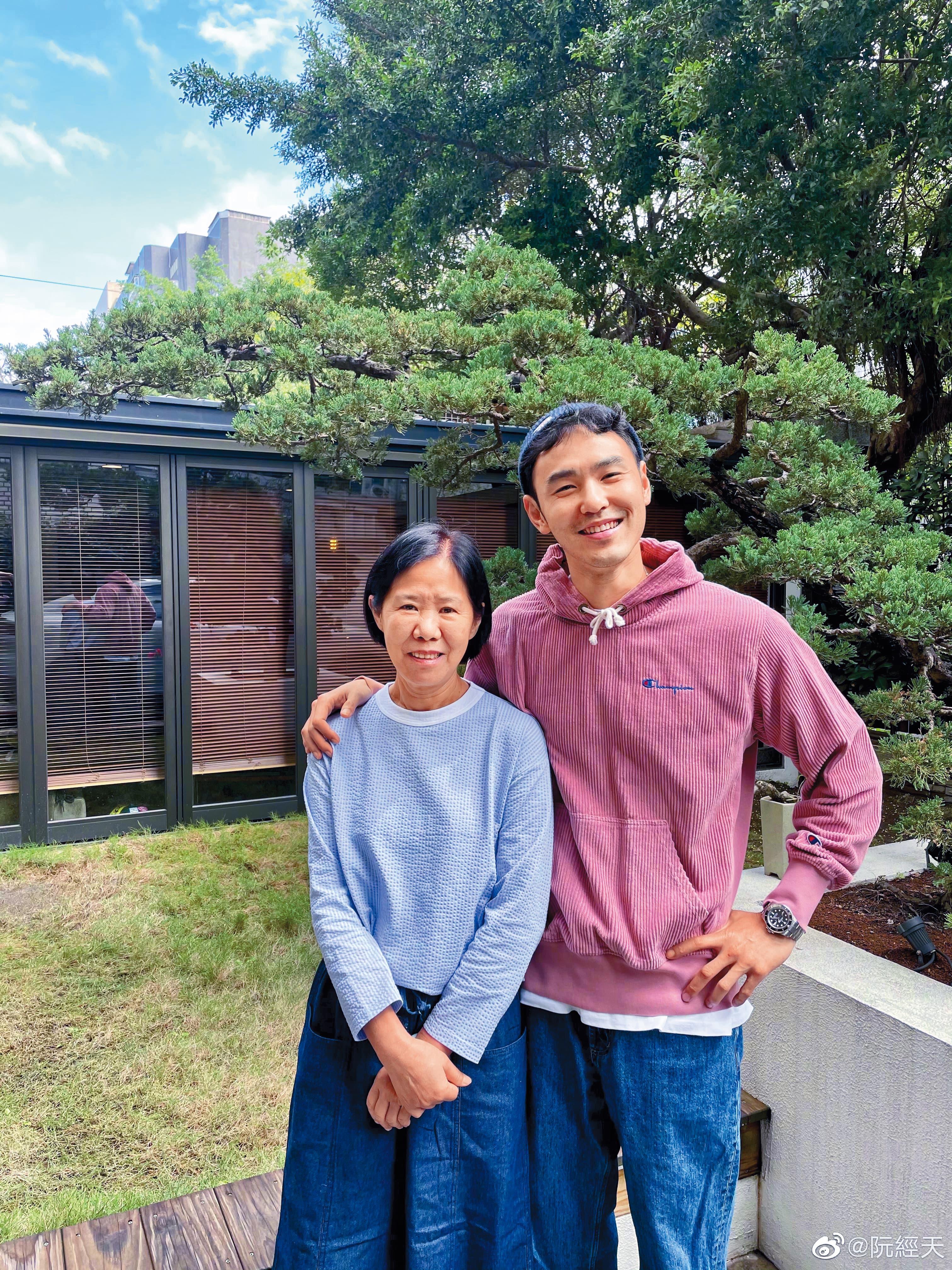 在節目中坦承與爸爸關係疏離,但阮經天與媽媽的關係卻十分親密,他也不時會分享母子合照。(翻攝自阮經天微博)