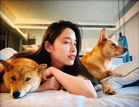 歐陽妮妮與柴柴哈啾、浪浪哈妮上床3P,她不計形象,選了一張自己目睭脫窗的照片,揪古錐。(翻攝自歐陽妮妮IG)