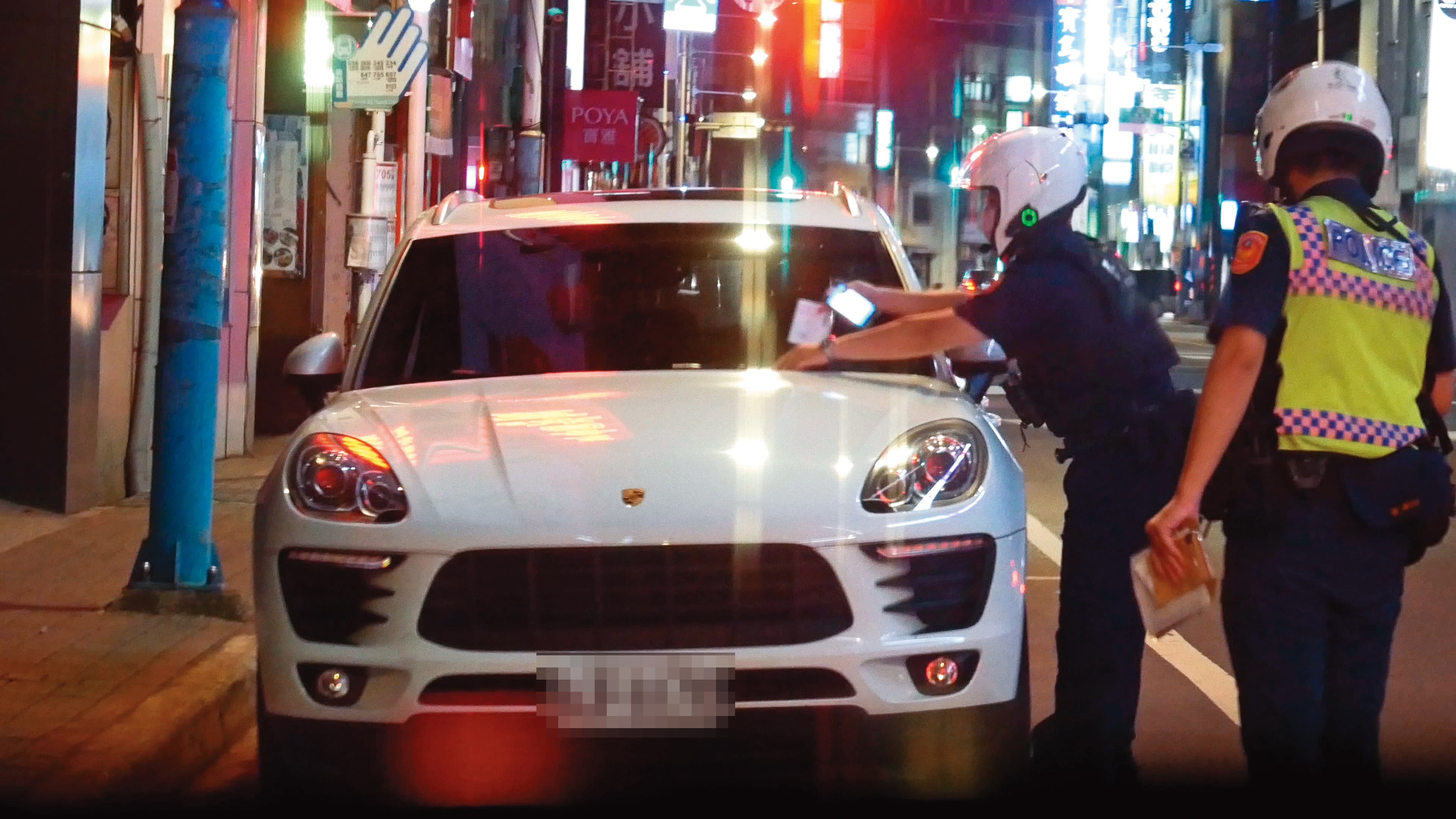 22:33 為了去接雞排妹,保時捷男被警察開單。